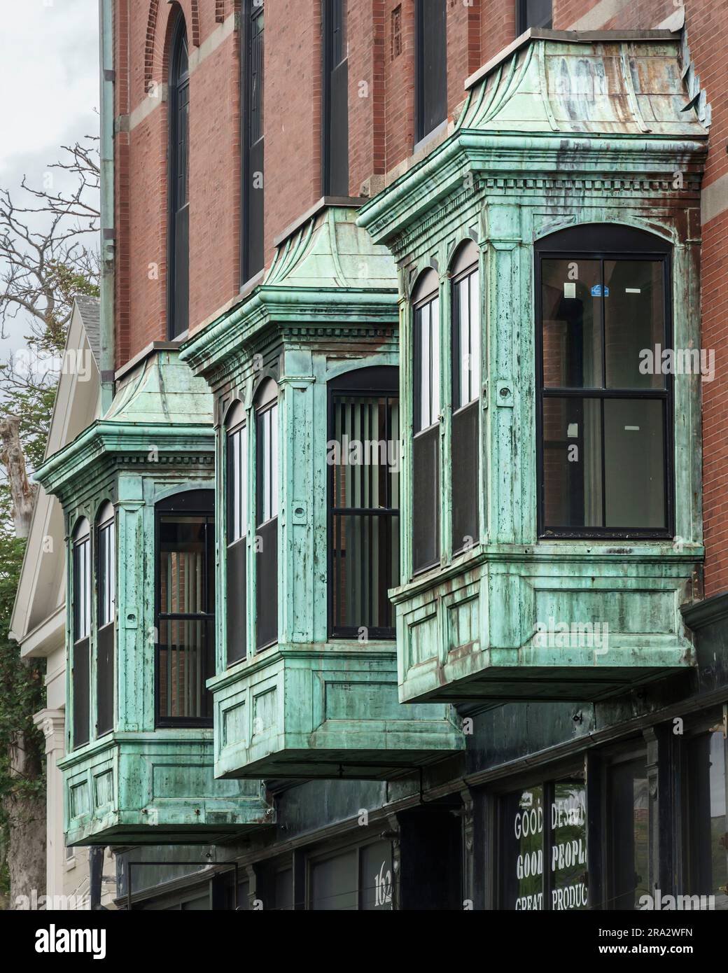 Finestre a bovindo rivestite di rame su un edificio in Main St a Gloucester, Massachusetts. Foto Stock