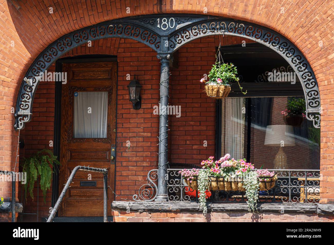 Un portico decorativo sul davanti di una casa nel quartiere Allentown di Buffalo, New York. Foto Stock