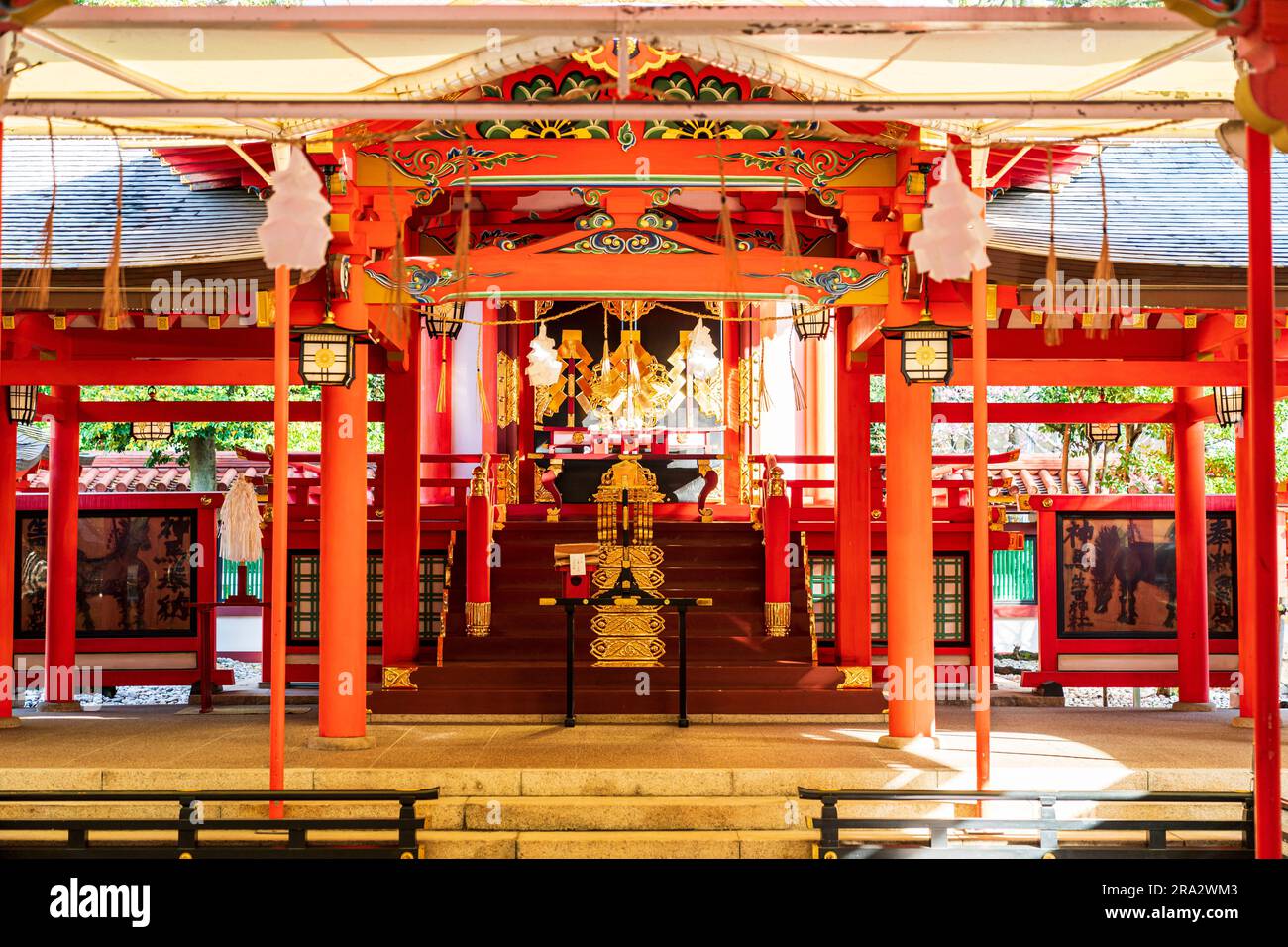 Guardando attraverso l'haiden all'interno dell'honden chiuso, il principale santuario del santuario shintoista Ukuta a Kobe in Giappone. Foto Stock