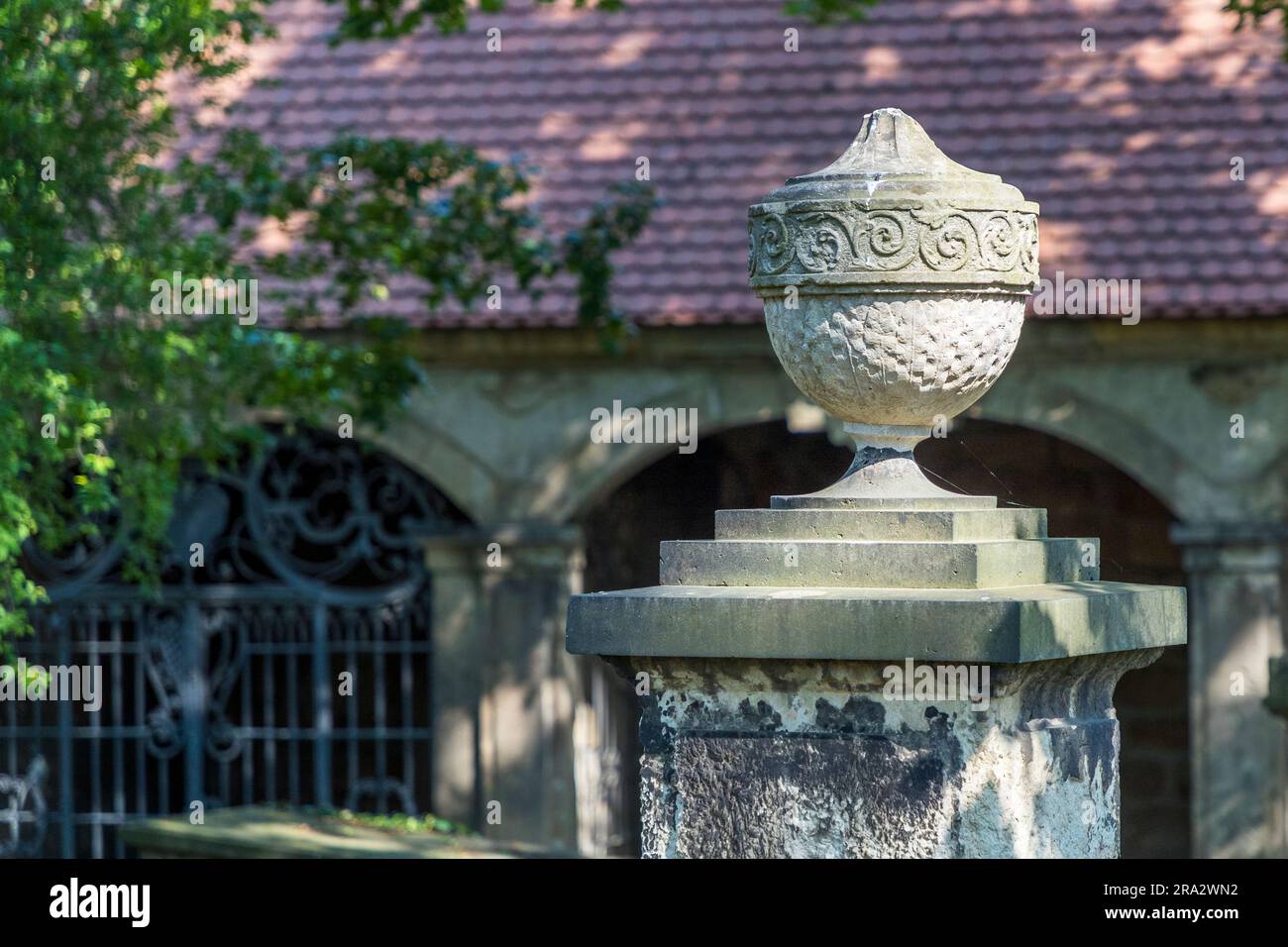 Dettaglio di una tomba barocca nel cimitero di Elias a Dresda. La ciotola rappresenta la cultura commemorativa e la memoria del defunto, nonché un simbolo per un dono sepolcrale. Il Cimitero Elias di Dresda, in Germania, è stato dismesso dal 1876 e chiuso dal 1924 Foto Stock