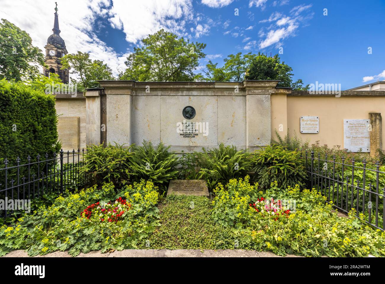 Tomba di Carl Gustav caro nel cimitero di Trinitatisf a Dresda. Il medico, pittore e filosofo naturale era amico del pittore Casper David Friedrich. Opere di Carus possono essere viste anche oggi nell'Albertinum di Dresda, in Germania Foto Stock