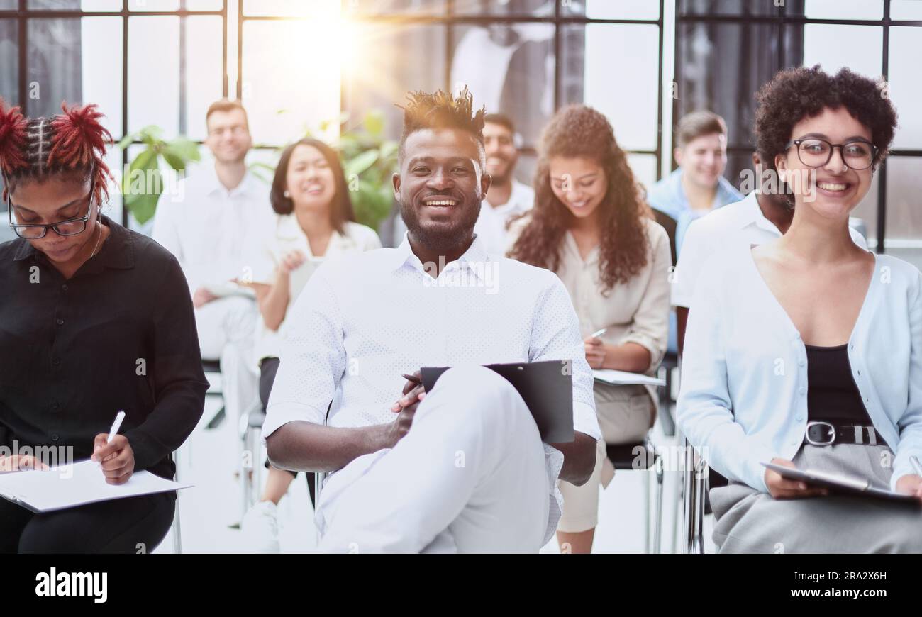 Gruppo di uomini d'affari multietnici in un seminario Foto Stock
