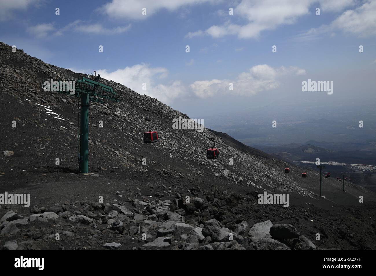 Paesaggio vulcanico con vista panoramica della funivia dell'Etna Sud la funivia dell'Etna a Catania, Sicilia, Italia. Foto Stock