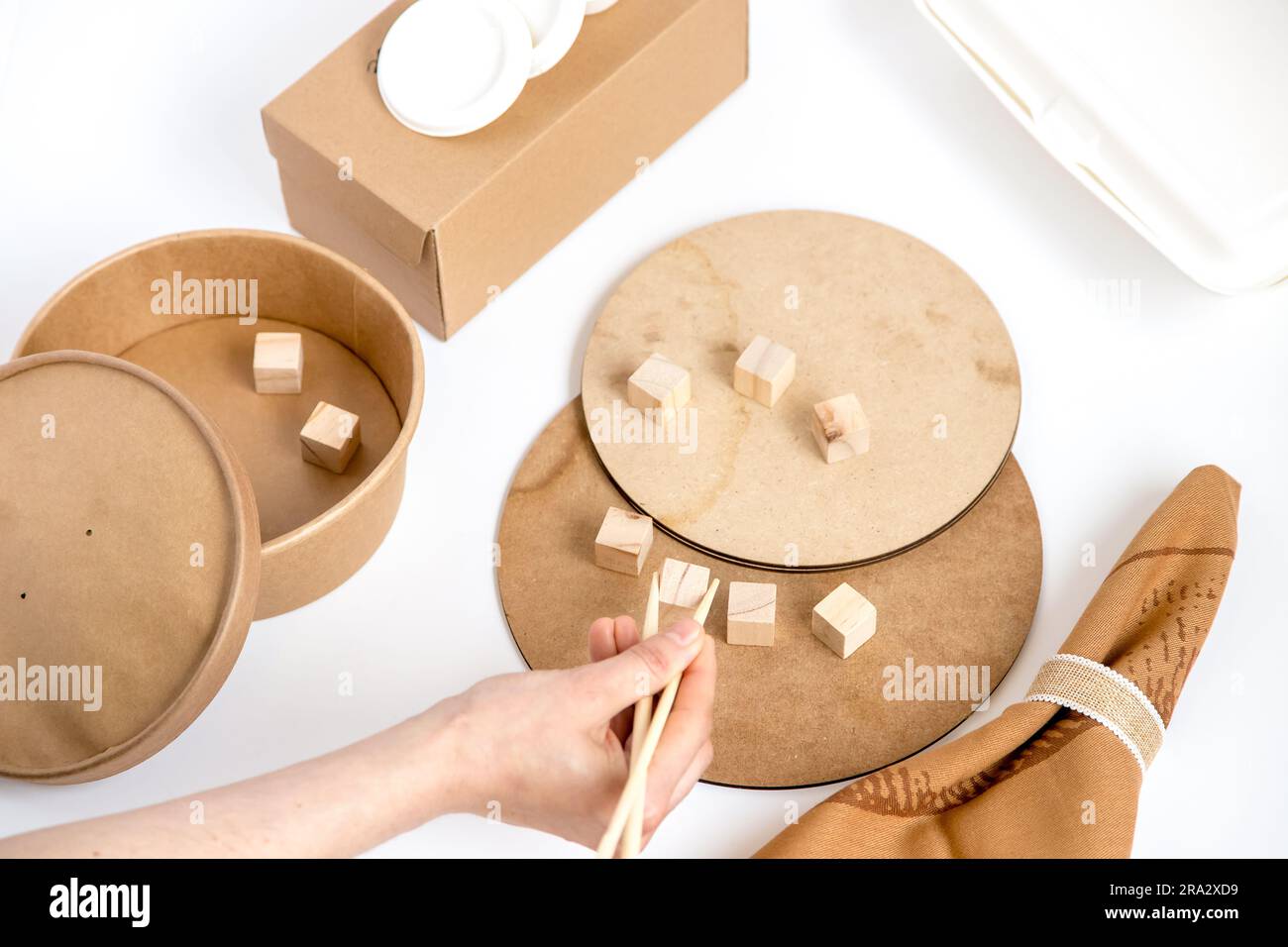 Immagine concettuale che esemplifica l'uso di materiale riciclato negli alimenti, negli imballaggi dei prodotti e negli utensili per la conservazione e il trasporto dei prodotti alimentari. Foto Stock