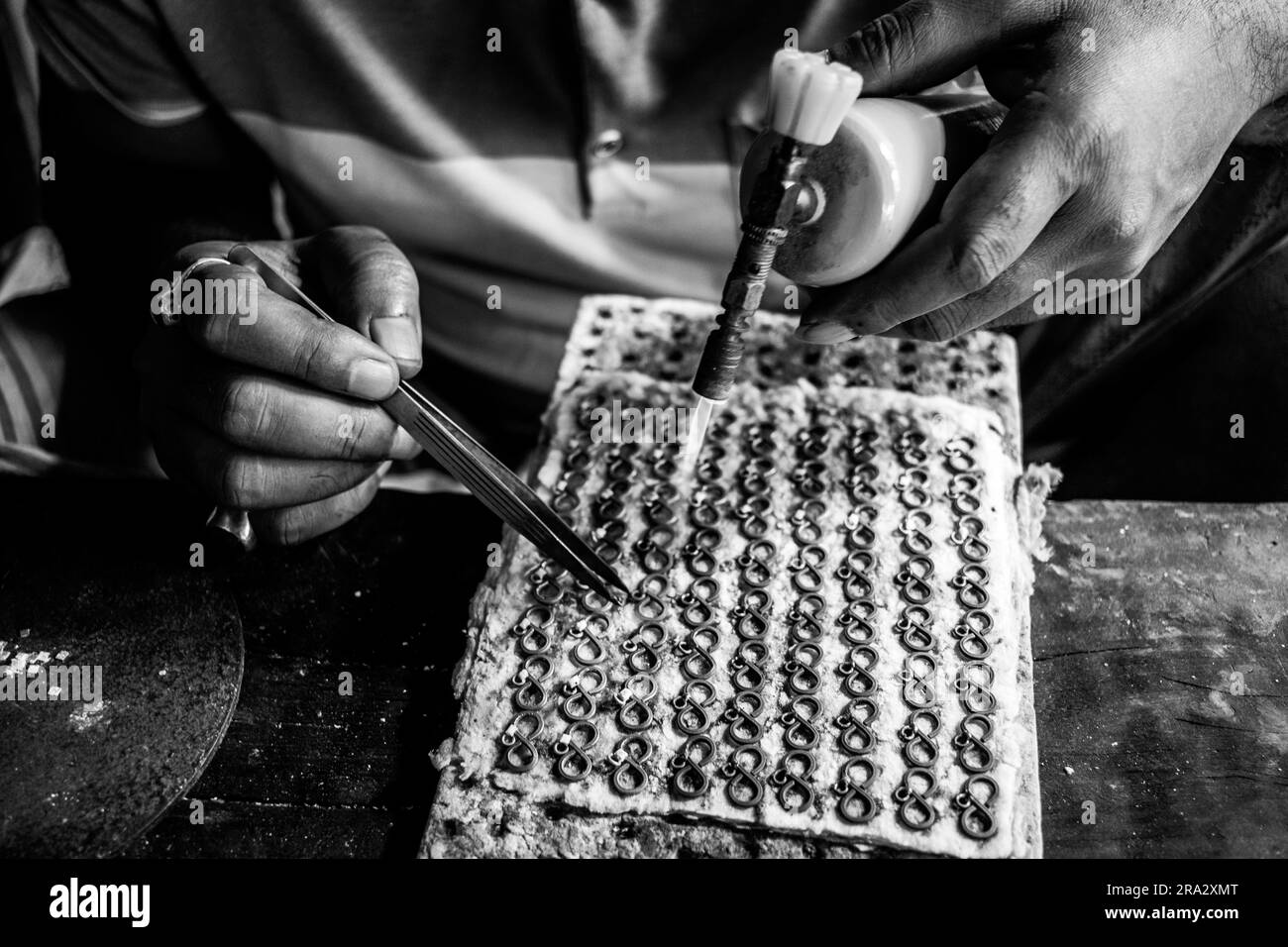 villaggio di ornamenti tradizionali da 300 anni. La gente del villaggio vive creando gioielli ornamentali a Savar Dhaka. Questo imges è stato catturato da Savar Foto Stock