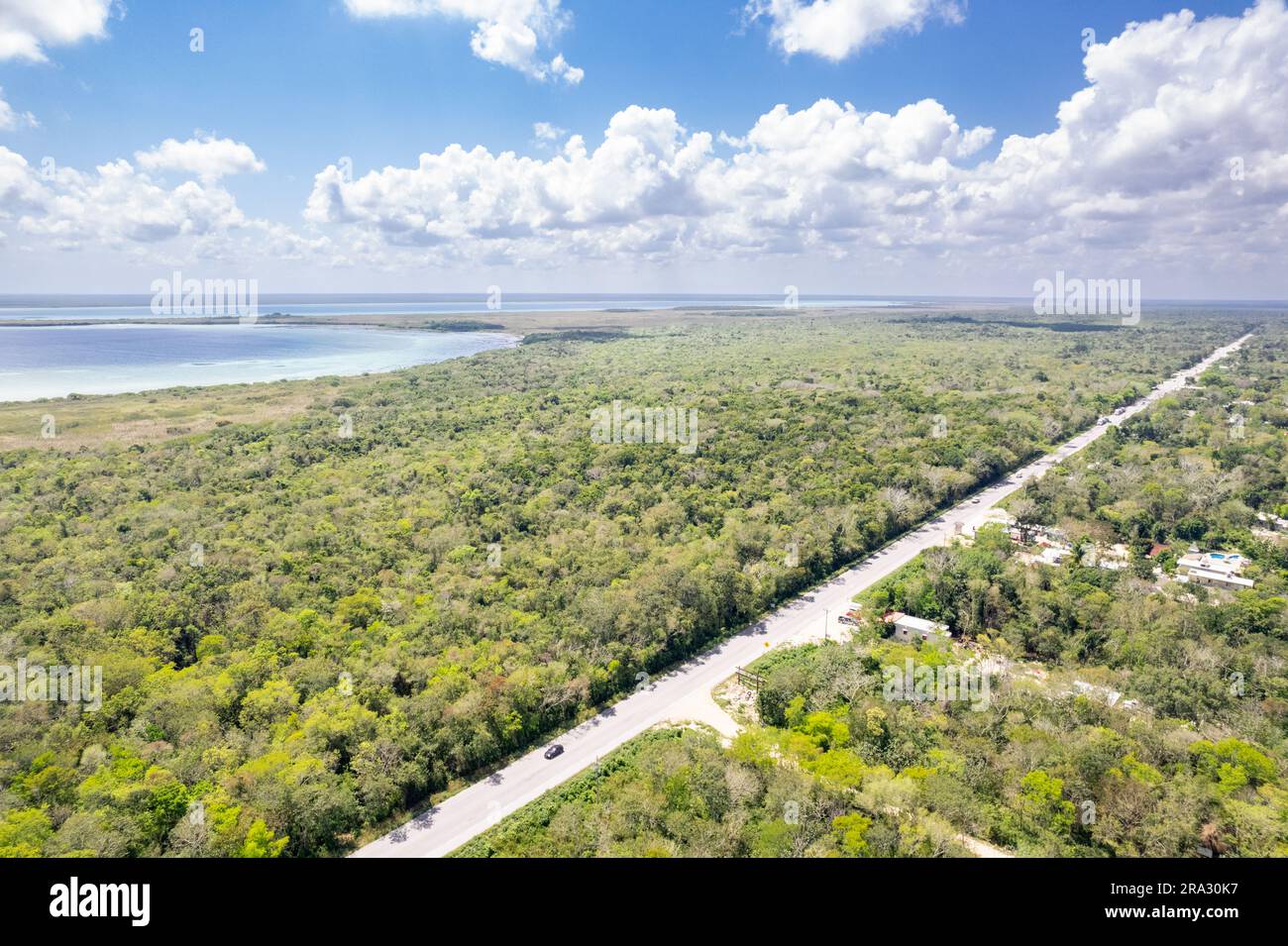 Una vista aerea della lussureggiante laguna di Muyil nell'impressionante riserva della biosfera di Sian Ka'an in Messico Foto Stock