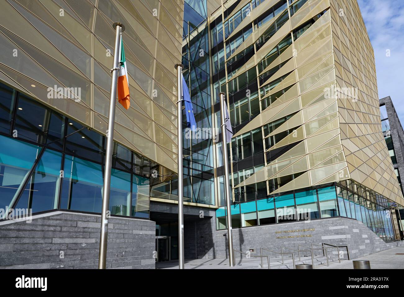 Dublino, Irlanda - 27 marzo 2023: Edificio della sede centrale della Central Bank of Ireland in color oro Foto Stock