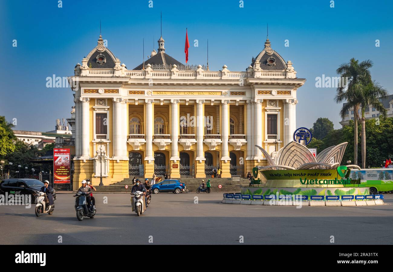 Il traffico passa di fronte al teatro dell'opera di Hanoi dell'epoca coloniale francese, o Nha Hat Lon, ad Hanoi, in Vietnam. Foto Stock