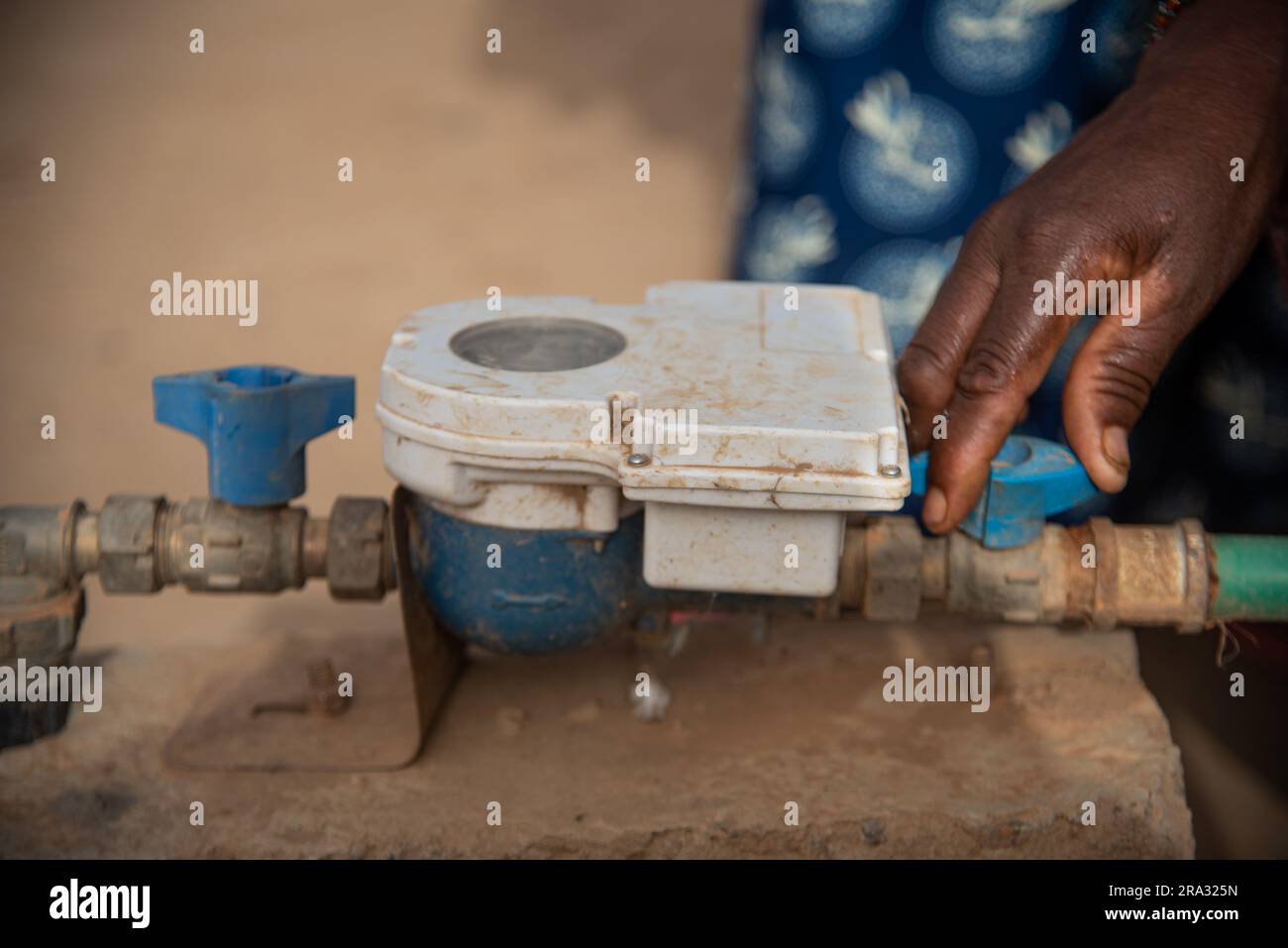 Nicolas Remene / le Pictorium - contatori prepagati e applicazione mobile in Niger - 29/5/2020 - Niger / Niamey / Niamey - nel distretto di Goudel Maourey a Niamey in Niger, sono stati installati contatori d'acqua "intelligenti" che consentono a ciascuna famiglia di pagare il consumo di acqua man mano che si verifica, utilizzo di un telefono cellulare e di un'applicazione. Questo tipo di contatore prepagato consente ai residenti locali di regolare il loro consumo in base al loro reddito. Ciò consente di offrire l'accesso all'acqua potabile a casa a un costo inferiore, con un sistema di pagamento anticipato adattato ai redditi irregolari di gran parte d Foto Stock