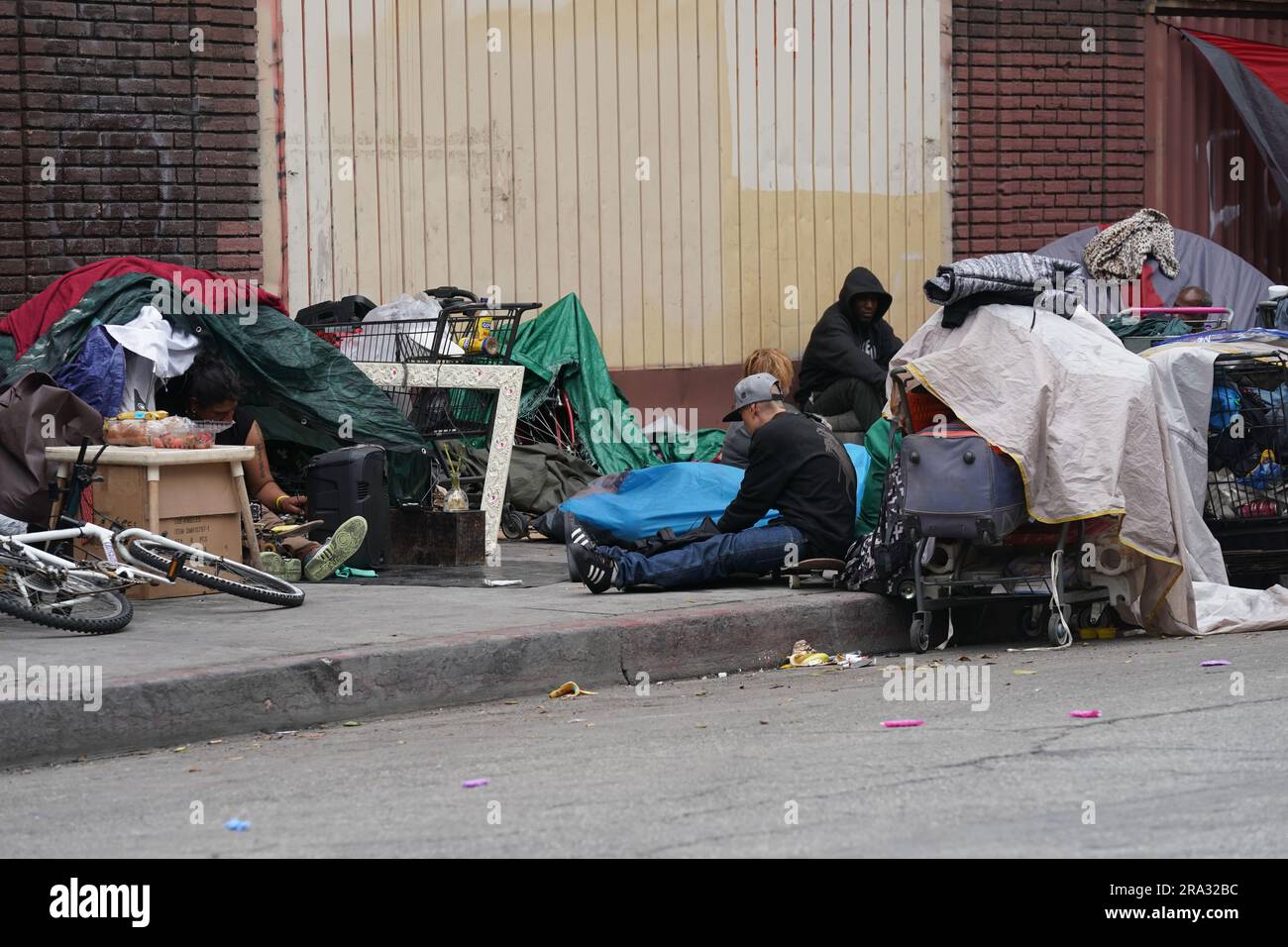Scene da Skid Row di un'area del centro cittadino di Los Angeles che è una delle più grandi popolazioni stabili (tra 5.000 e 8.000) di persone senzatetto. Foto Stock