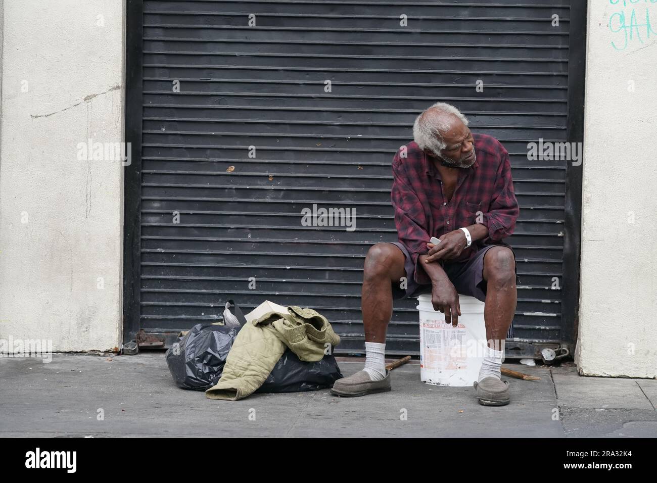 Scene da Skid Row di un'area del centro cittadino di Los Angeles che è una delle più grandi popolazioni stabili (tra 5.000 e 8.000) di persone senzatetto. Foto Stock