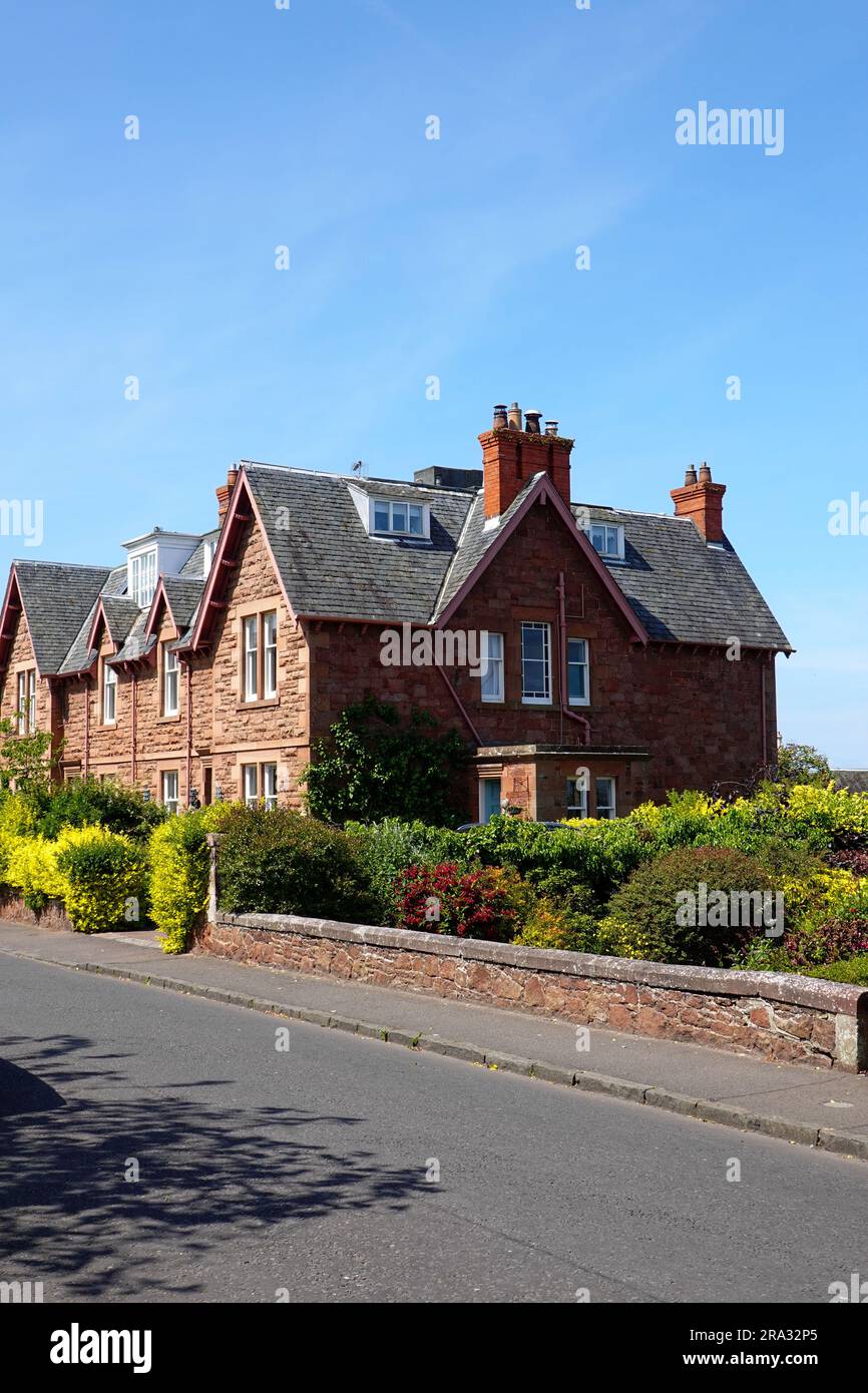 Case su una collina sopra Hgih Street nella città costiera di North Berwick, East Lothian, Scozia, Regno Unito. Foto Stock