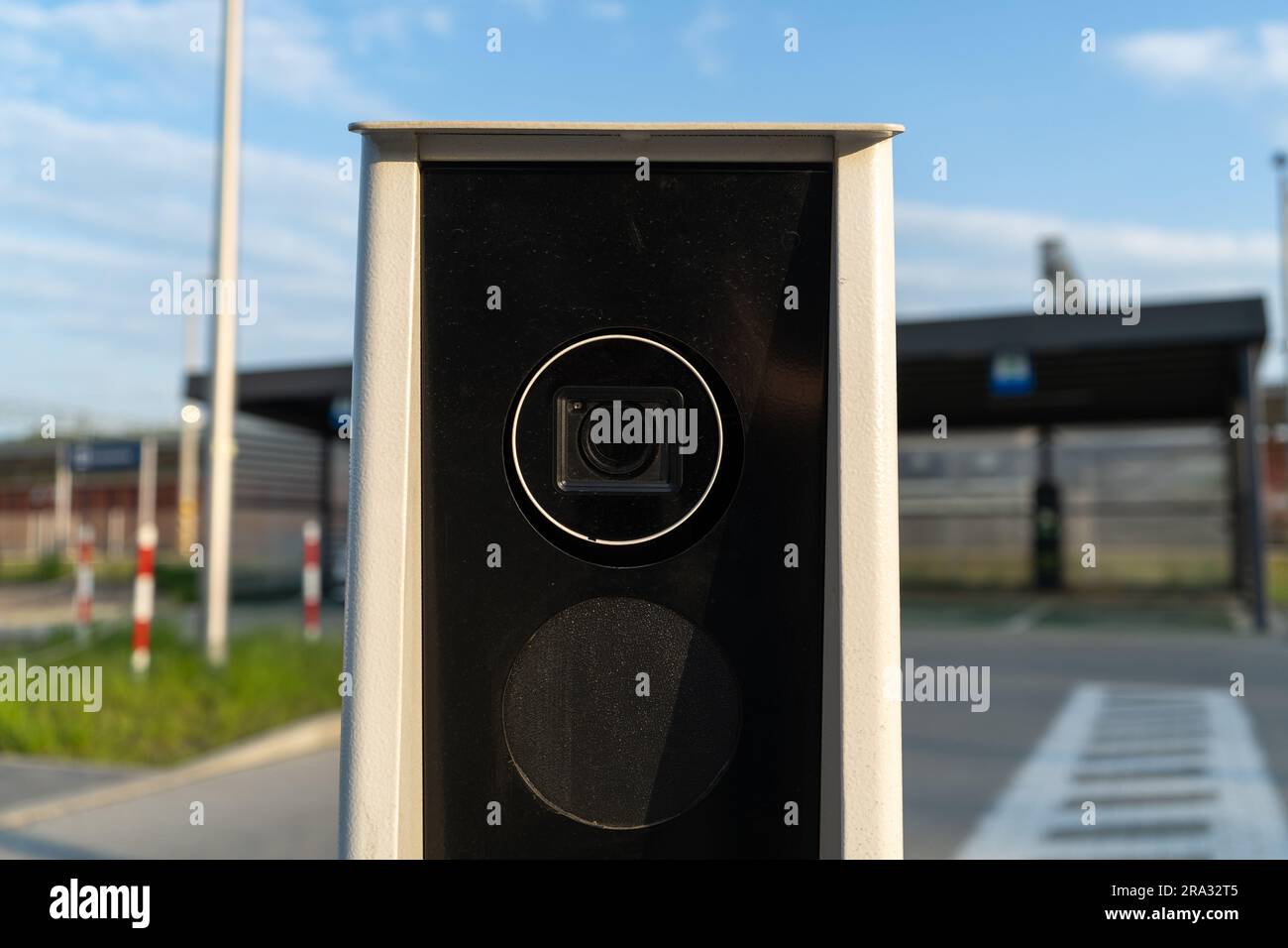 Telecamera di riconoscimento automatico della targa. Lettore di targhe per parcheggio, automazione del passaggio d'ingresso. Sistema di identificazione dell'accesso al parcheggio. Foto Stock