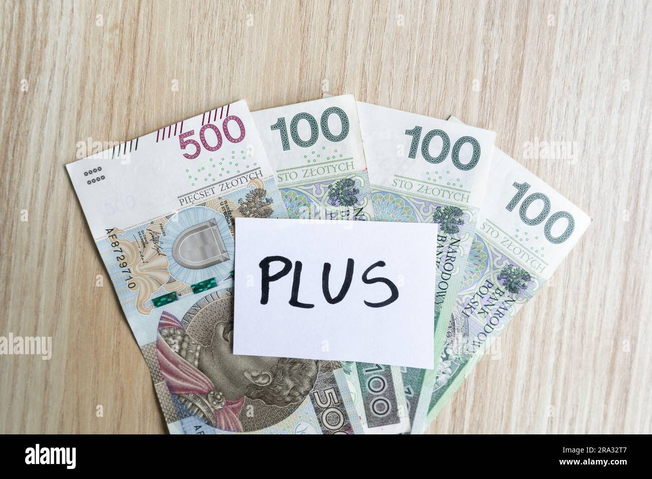 800+ invece di 500+. Valorizzazione del programma famiglia 500+ in Polonia. Assistenza del governo polacco per i bambini, aiuto sociale per crescere i bambini. Foto Stock