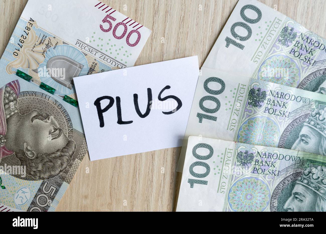 800+ invece di 500+. Valorizzazione del programma famiglia 500+ in Polonia. Assistenza del governo polacco per i bambini, aiuto sociale per crescere i bambini. Foto Stock