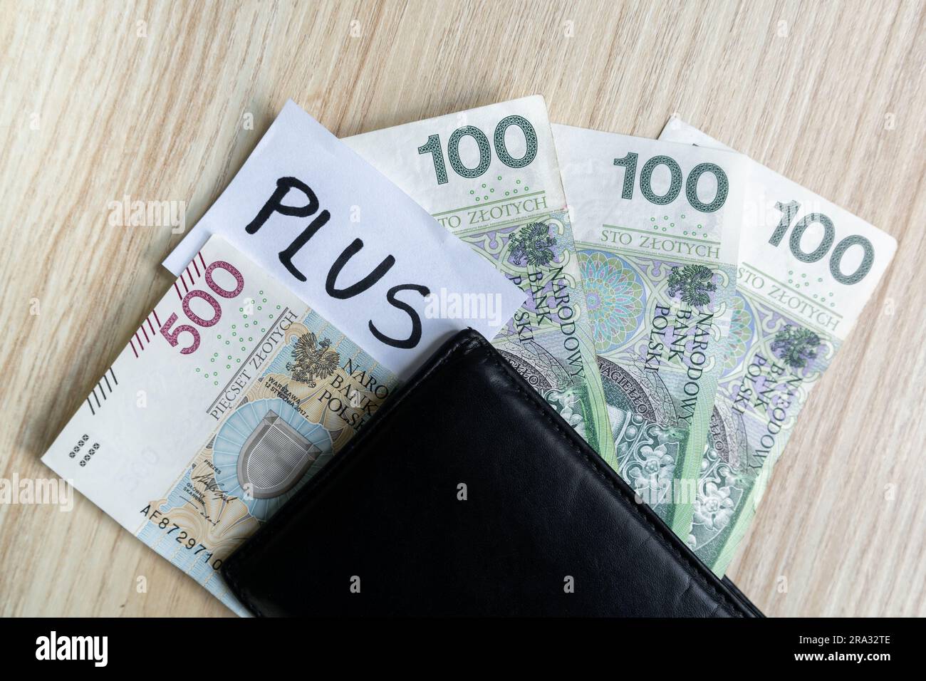 800+ invece di 500+. Valorizzazione del programma famiglia 500+ in Polonia. Assistenza del governo polacco per i bambini, aiuto sociale per crescere i bambini. Foto Stock