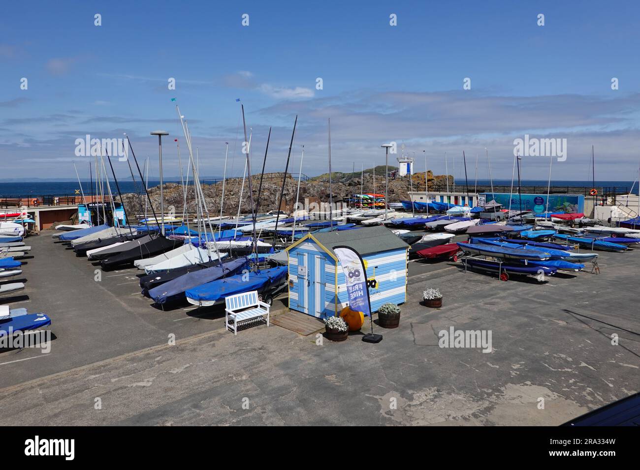 Imbarcazioni da diporto, barche a vela, sulla terraferma di North Berwick Harbour, Firth of Forth, East Lothian, Scozia, Regno Unito. Foto Stock