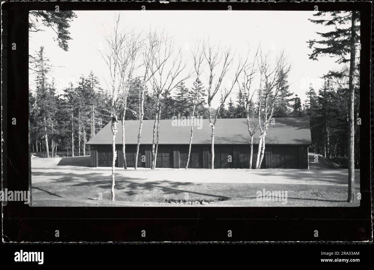 Edificio con porte chiuse, attività del Naval Security Group, Winter Harbor, Maine. 1939 - 1947. Foto Stock