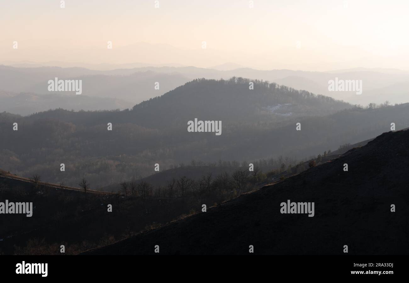 Paesaggio montano con strati di montagna che svaniscono in lontananza, vista dalla montagna Ljubic vicino a Prnjavor Foto Stock