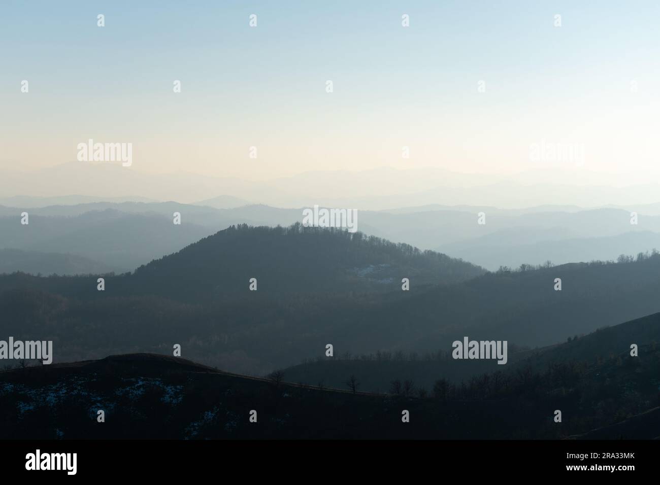 Paesaggio di strati di montagna in foschia che svaniscono in lontananza, vista dalla montagna Ljubic vicino a Prnjavor Foto Stock