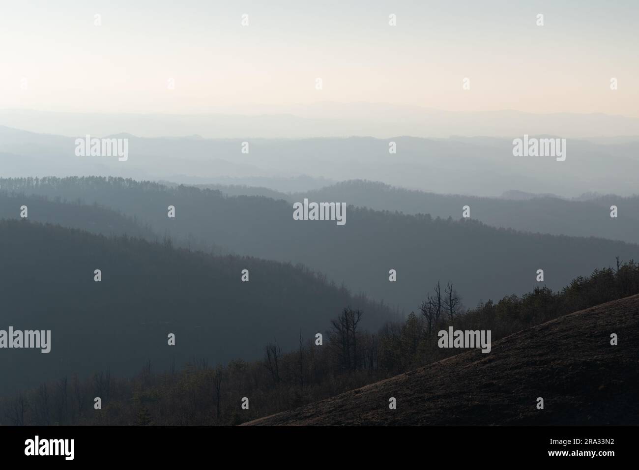 Paesaggio di strati di montagna in foschia, che svanisce in lontananza, vista dalla montagna Ljubic vicino a Prnjavor Foto Stock