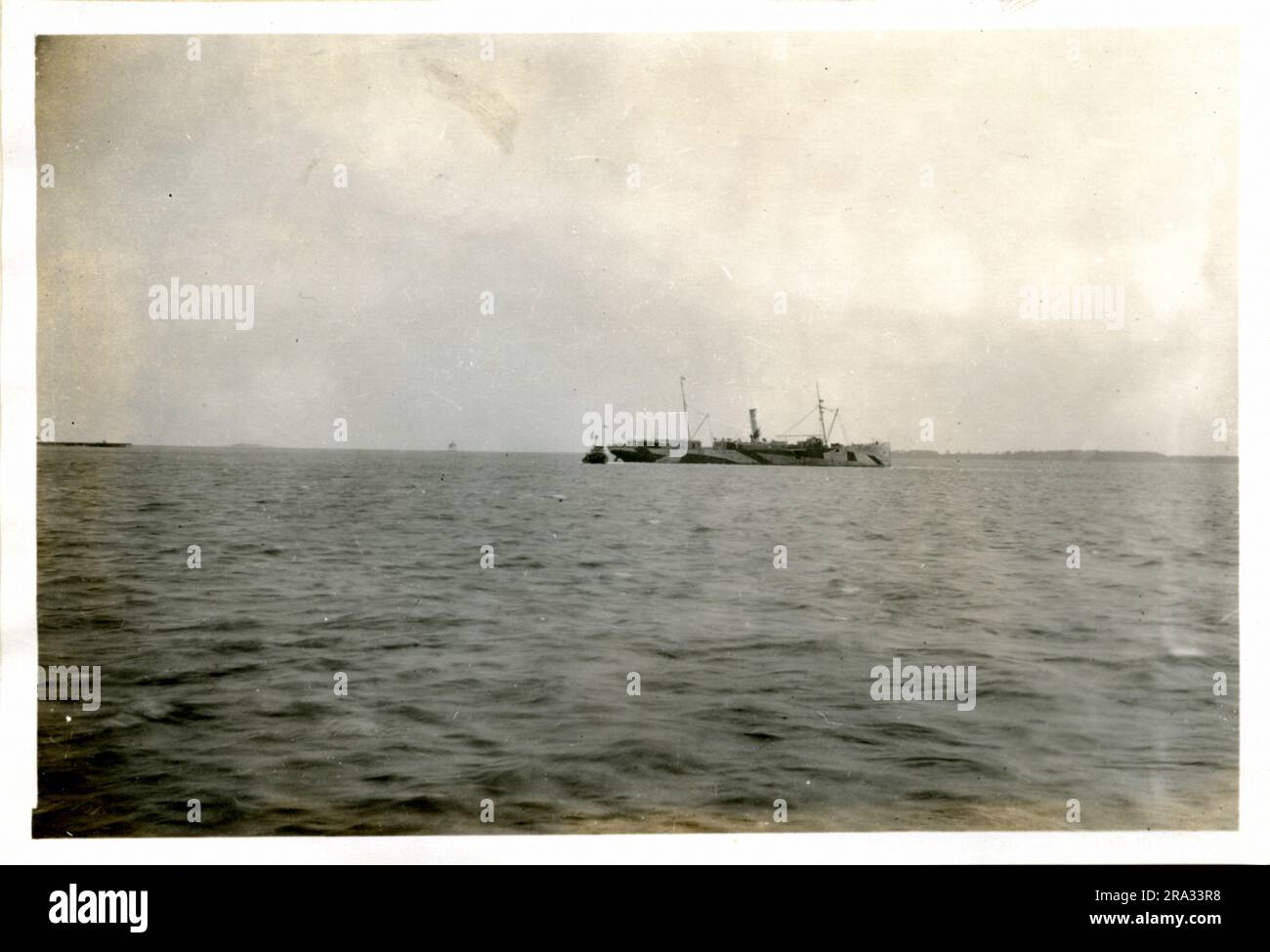 Fotografia della SS Sabine. Fotografia di S. S. Sabine. Data: - 5 novembre. Nazionalità: Americana. Tonnellaggio: 3328. Capitano: Frank L. Kinney. Proprietari: Mallory S. S. Co. Da: New York. Destinazione: Jacksonville, Ban. Dove mimetizzato: New York. Data: 18 ottobre 1918/ da chi mimetizzato: Per ordine della Marina degli Stati Uniti. Tipo di nave: Flush Deck. Lunghezza 317 piedi Trave 46' 6', sforzo 17 piedi Colori numeri: #3 Blu: Nero: Bianco: & #1 Verde. Due montanti: Formast Foremast: Bianco. Aftmast n. 1 verde e n. 3 blu. Niente pistole e niente lontre. Le parti più importanti sono l'alloggiamento sopra lo scafo. 1918-10-21T00:00:00. Foto Stock Fotografia della SS Sabine. Fotografia di S. S. Sabine. Data: - 5 novembre. Nazionalità: Americana. Tonnellaggio: 3328. Capitano: Frank L. Kinney. Proprietari: Mallory S. S. Co. Da: New York. Destinazione: Jacksonville, Ban. Dove mimetizzato: New York. Data: 18 ottobre 1918/ da chi mimetizzato: Per ordine della Marina degli Stati Uniti. Tipo di nave: Flush Deck. Lunghezza 317 piedi Trave 46' 6', sforzo 17 piedi Colori numeri: #3 Blu: Nero: Bianco: & #1 Verde. Due montanti: Formast Foremast: Bianco. Aftmast n. 1 verde e n. 3 blu. Niente pistole e niente lontre. Le parti più importanti sono l'alloggiamento sopra lo scafo. 1918-10-21T00:00:00. Foto Stock