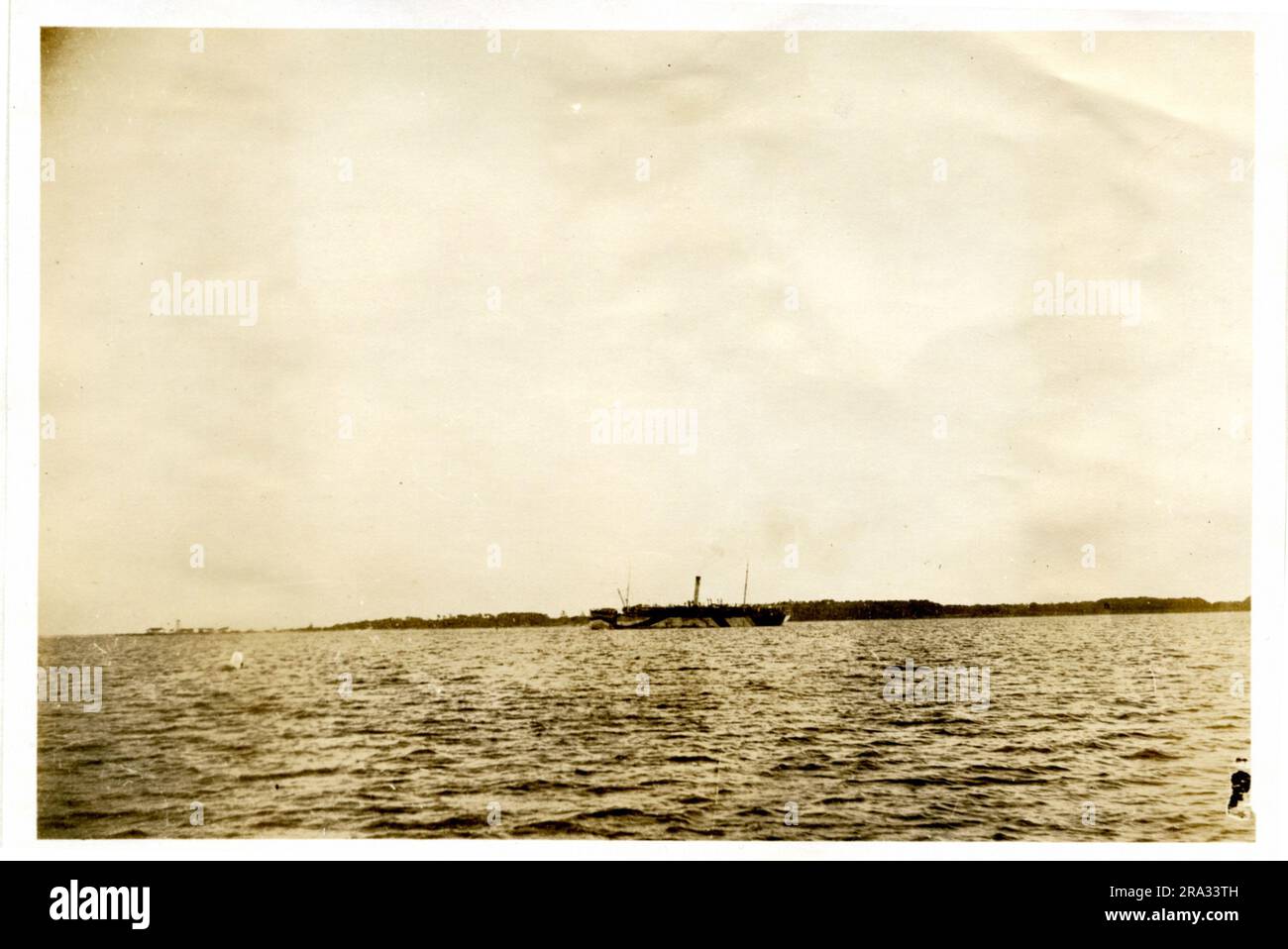 Fotografia della SS Comanche. Fotografia di S. S. Comanche. Data: 22 novembre 1918. Nazionalità: Americana. Tonnellaggio: 3856. Capitano: W. O. Chichester. Proprietari: Clyde Line S. S. S. Co Da: New York. Destinazione: Jacksonville Ban. Dove fotografato: Charleston S. C. Sesto distretto navale. Da chi fotografato: J. B. Dearborn. Data: 1° novembre. 1918. Dove mimetizzato: Jacksonville Flag. Data: Settembre 1918. Da chi mimetizzato: Ordini del Consiglio di spedizione degli Stati Uniti.. 1918-11-01T00:00:00. Foto Stock