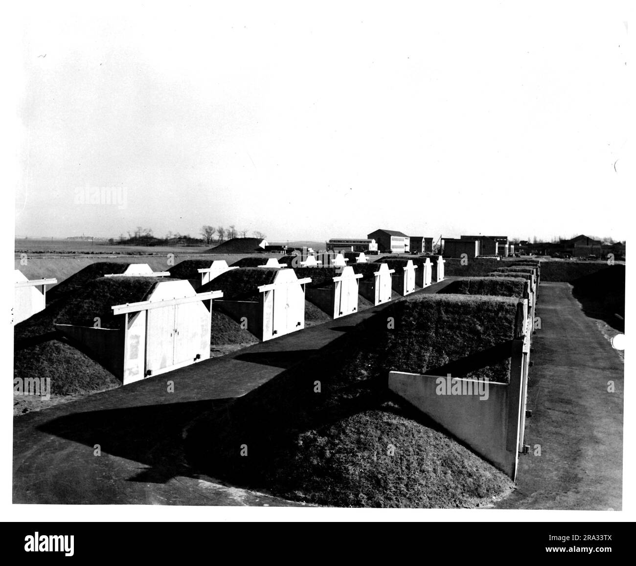 Completò le riviste High Explosive presso la Naval Air Station di Squantum, Massachusetts. Qua X N. 1657. Data 13 novembre 1943. Fatto per pub. Base WKS. Oggetto: Pub. WKS Noy 6932. H.E. Riviste e strade di accesso che sembrano S.W. dopo il completamento delle riparazioni alla stessa. Confidenziale.. 1943-11-13T00:00:00. Foto Stock