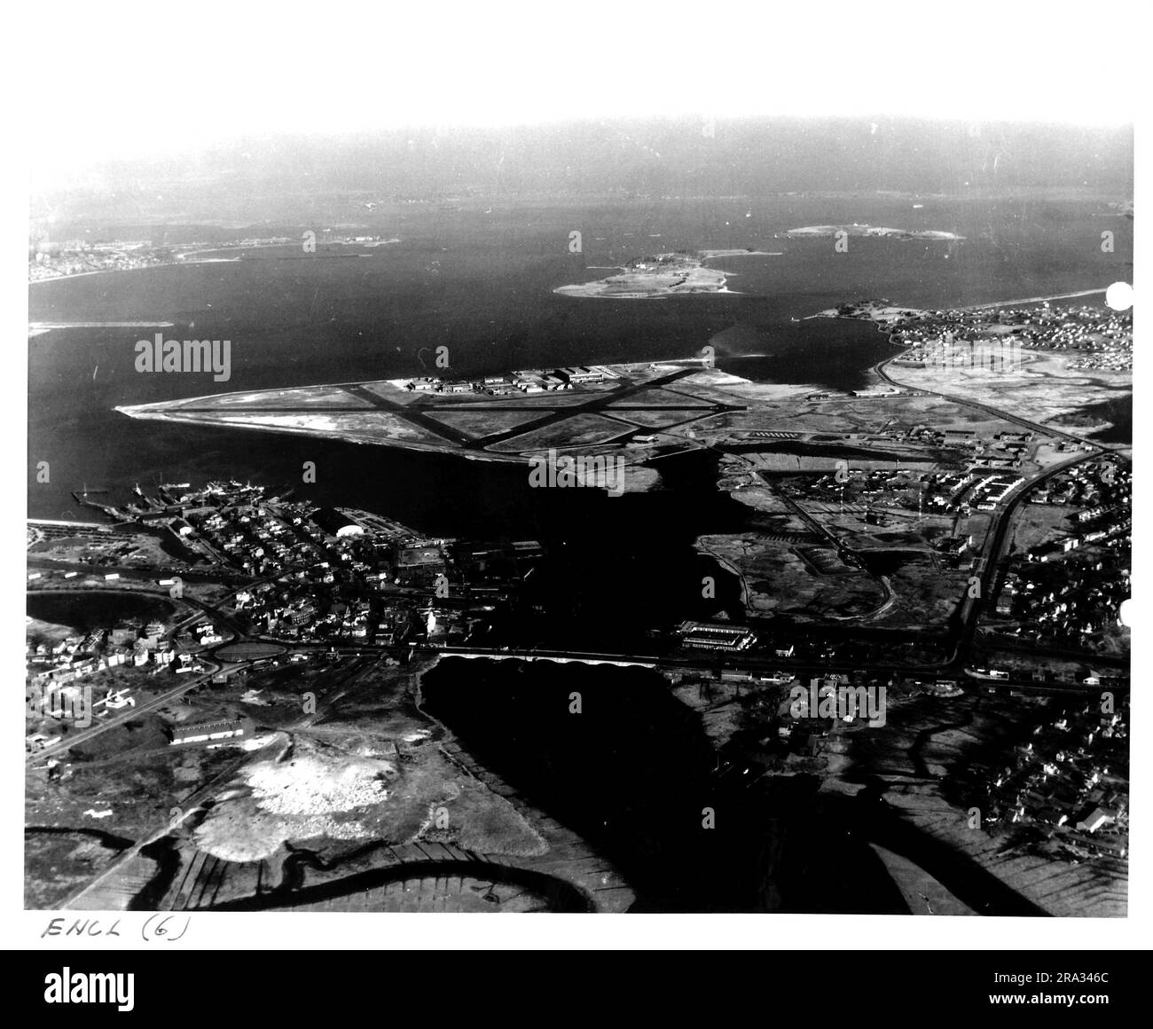 Vista aerea della Naval Air Station di Squantum, Massachusetts e dell'area circostante. Retromarcia: Stati Uniti Naval Air Station Squantum, Massachusetts. Qua X N. 3708. Data 12/20/45. Realizzato per il tenente Peabody (P.W.O.) Oggetto: N.A.S. Squantum e dintorni. K20 - FL. ? 6 3/8 - Alt 3500.. 1945-12-20T00:00:00. Foto Stock