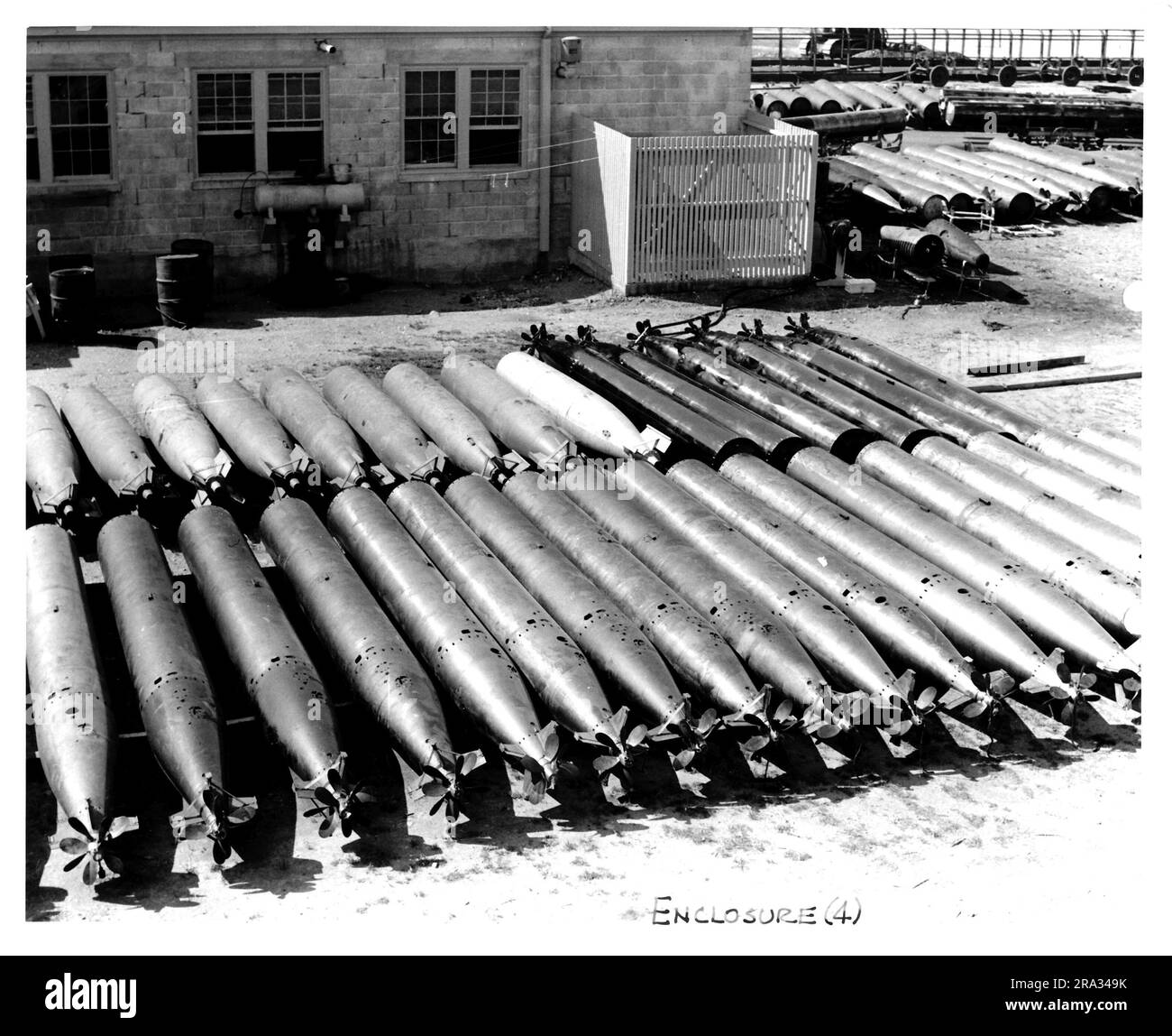 Veduta di un Torpedo Shack e file di siluri presso la Naval Air Station di Squantum, Massachusetts. STATI UNITI Naval Air Station Squantum, Massachusetts. Qua X.No. 2786. Data 6/22/44. Realizzato per lavori pubblici Dipartimento Oggetto: Torpedo Shack.. 1944-06-22T00:00:00. Foto Stock