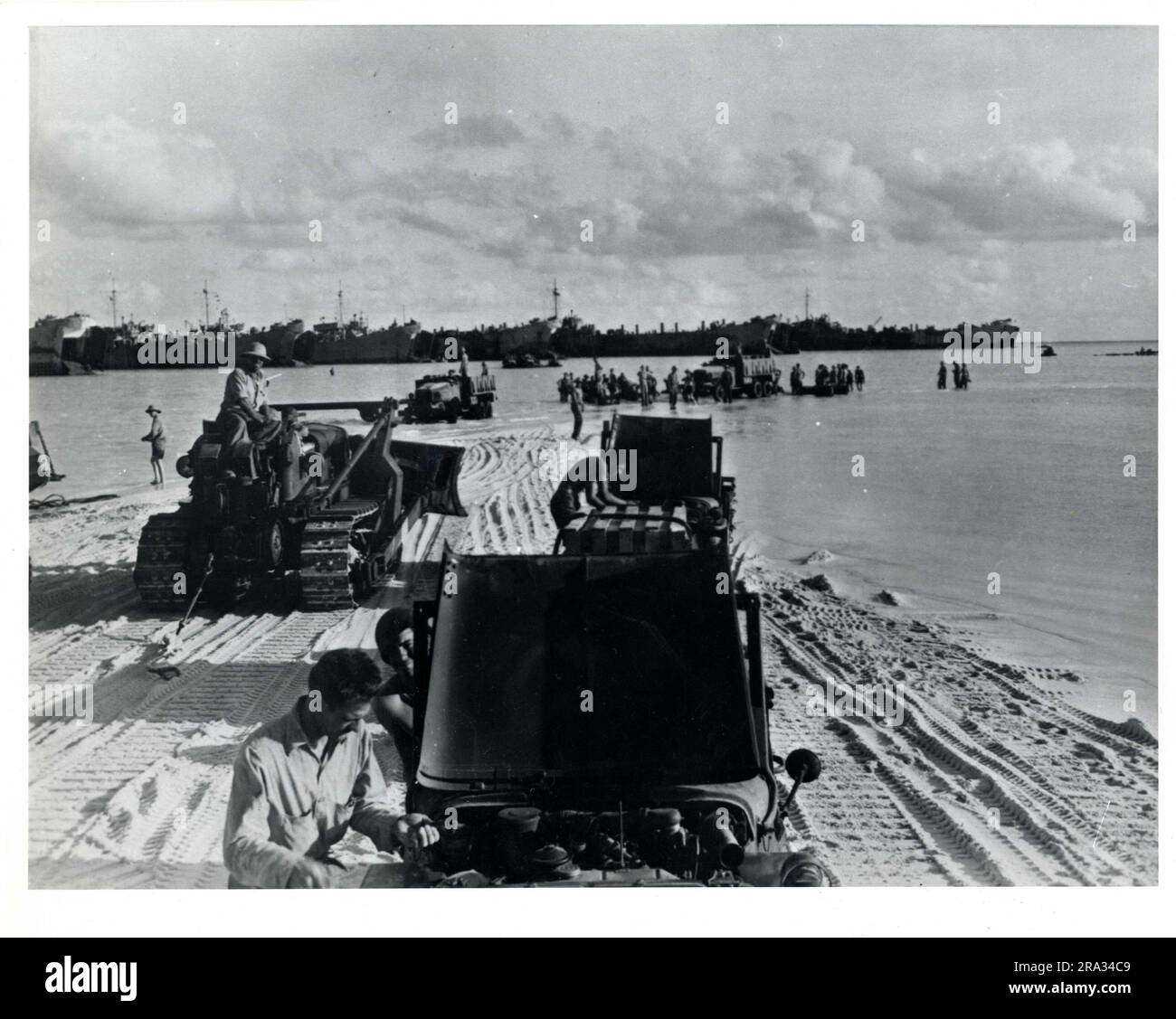 Non c'e' tempo per ammirare la sabbia. I Seabees al lavoro sulla spiaggia di Tarawa scaricavano i rifornimenti necessari per pulire i giapponesi. 1946-01-01T00:00:00. Foto Stock Non c'e' tempo per ammirare la sabbia. I Seabees al lavoro sulla spiaggia di Tarawa scaricavano i rifornimenti necessari per pulire i giapponesi. 1946-01-01T00:00:00. Foto Stock