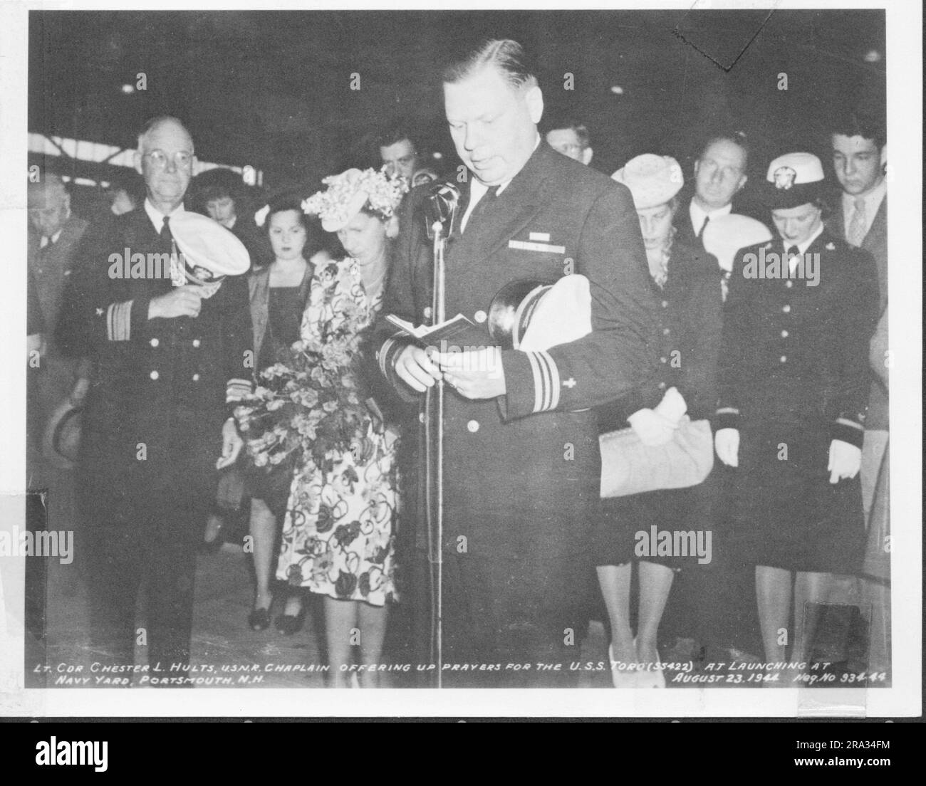 Tenente Comandante Chester L. Hults, Stati Uniti Navy Reserve Chaplain, offrendo preghiere per il lancio della USS Toro (SS 422) presso il Navy Yard, Portsmouth, New Hampshire. Foto Stock