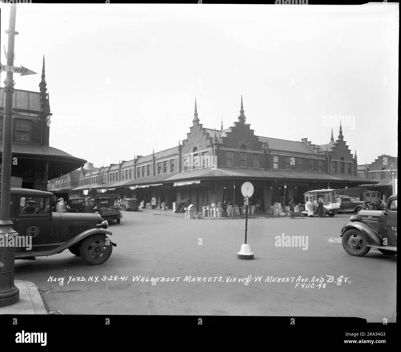 Vista sud-ovest da Market Avenue e B Street. Fotografare a sud-ovest da Market Avenue e B Street, Brooklyn, New York. Foto Stock