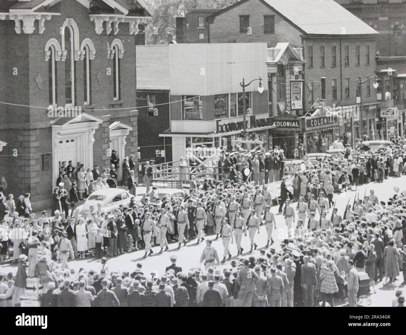 Un'unità dell'esercito nella parata del giorno delle forze armate di Portsmouth. Questa fotografia raffigura un'unità che rappresenta l'esercito degli Stati Uniti nella parata del Portsmouth Armed Forces Day, che si svolge davanti agli spettatori di Market Square. 1951-05-19T00:00:00. Foto Stock