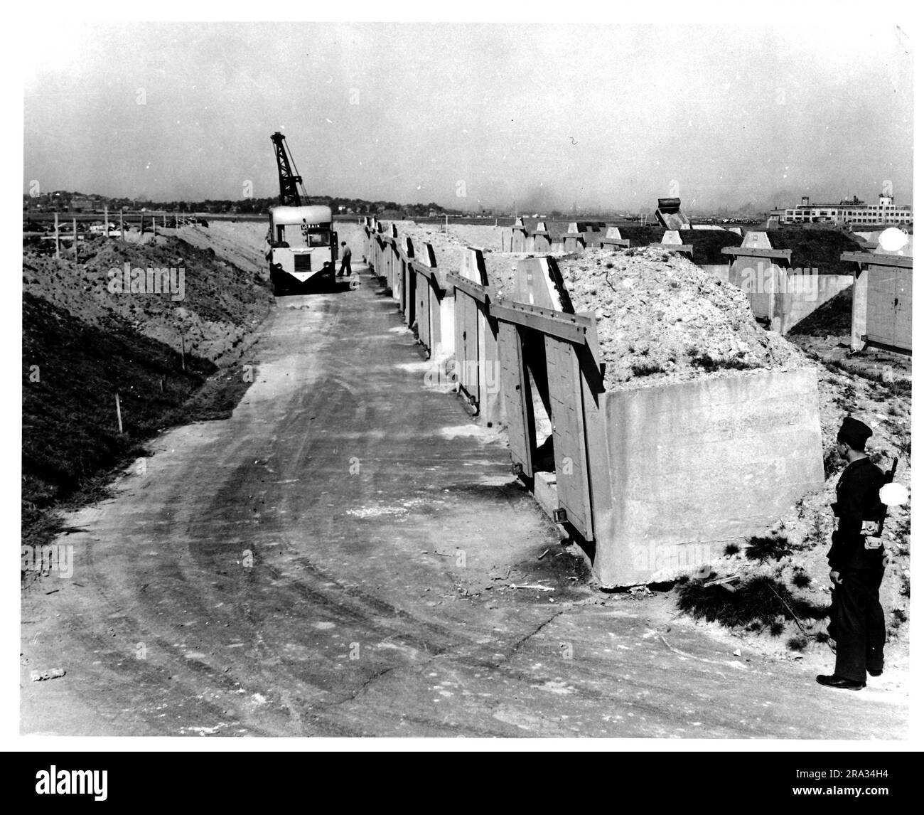 Riviste altamente esplosive in costruzione presso la Naval Air Station di Squantum, Massachusetts. Qua X 1620. Data: 6 ottobre 1943. Pub. WKS NAS Squantum. Oggetto: N. 4 6932 Bauletta Co. View Looking N.E. HE. Riviste e strade di accesso vicino all'inizio e riparazioni di SAME. Confidenziale.. 1943-10-06T00:00:00. Foto Stock