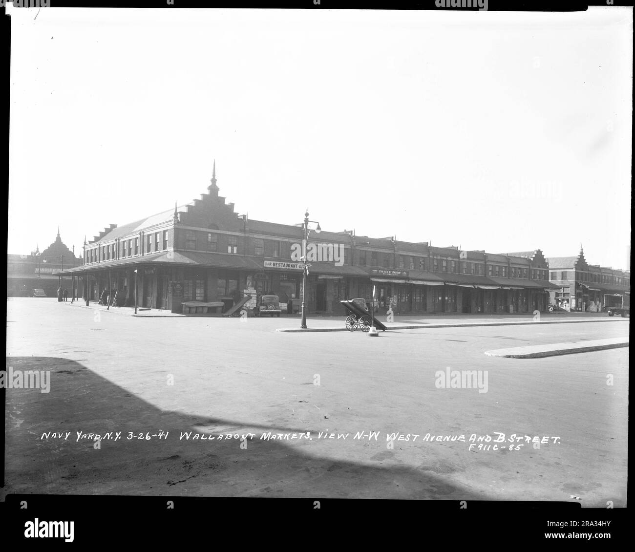 Vista nord-ovest da West Avenue e B Street. Fotografa la zona nord-occidentale di Wallabout Market da West Avenue e B Street, Brooklyn, New York. Foto Stock