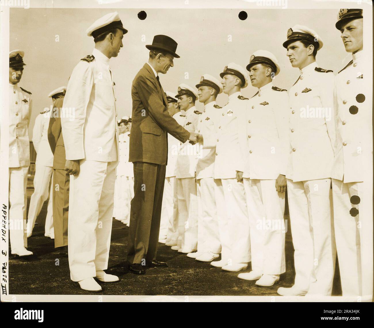 Lord Halifax, ambasciatore britannico negli Stati Uniti, saluto i piloti britannici negli Stati Uniti Naval Air Station, Brunswick, Maine. Storia amministrativa del primo distretto navale della seconda guerra mondiale Foto Stock