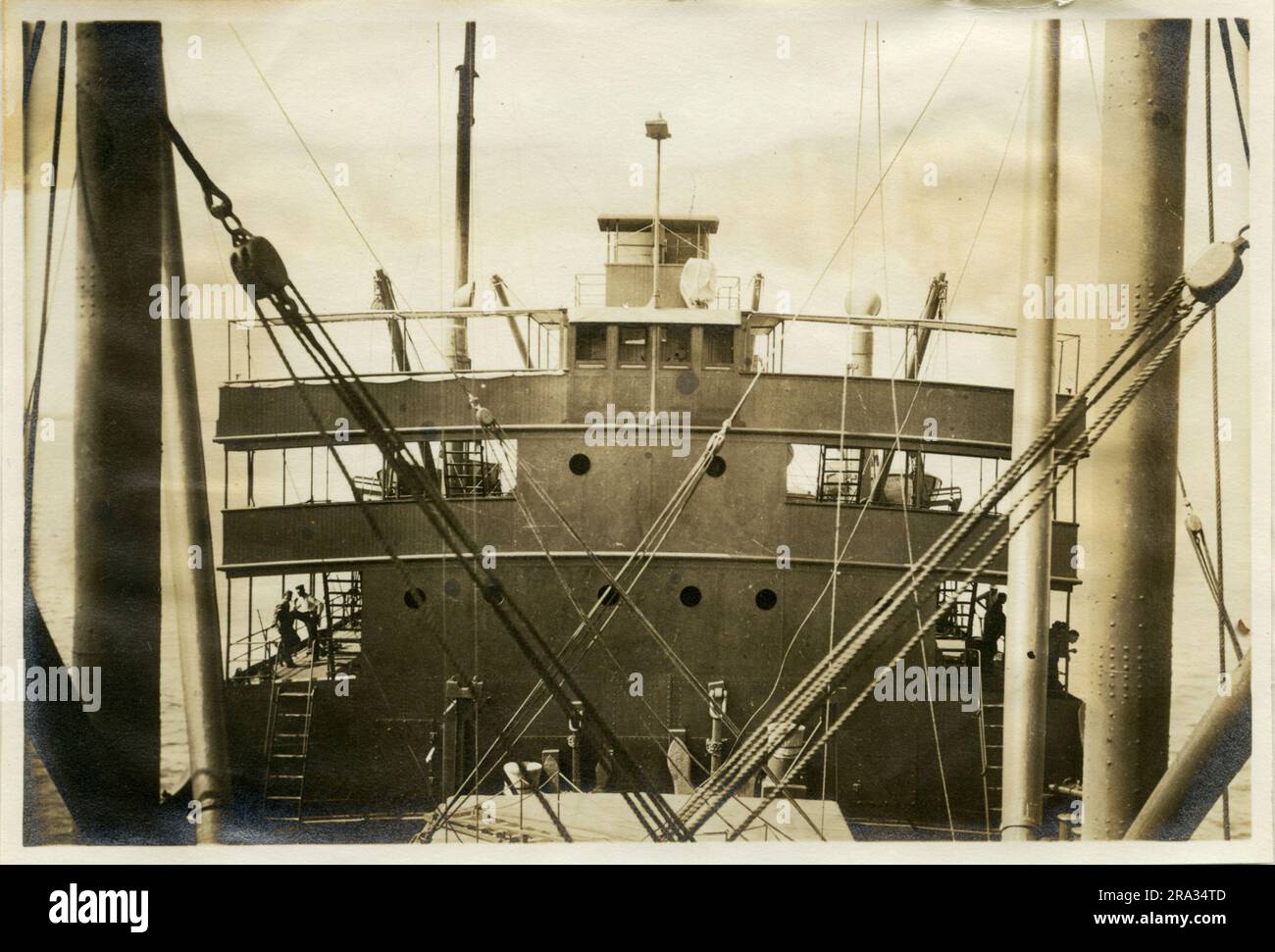 Fotografia del lato Fore del Ponte della SS Sutherland. Fotografia del lato anteriore del ponte. Data: - 28 maggio 1918. Fotografia di, S. S. S. Sutherland: - Nazionalità: - Americana. Stazza: - 4885.65. Capitano J. F. Wall. Proprietario U. S. Shipping Board. Da Calita, Buena Chili Caleta Buena, Cile. DEST. Wilmington, N. C. dove fotografato: - Charleston, S. C. Sesto distretto navale. Da chi: - J. B. Dearborn. Data fotografata: - 24 maggio 1918.. 1918-05-24T00:00:00. Foto Stock