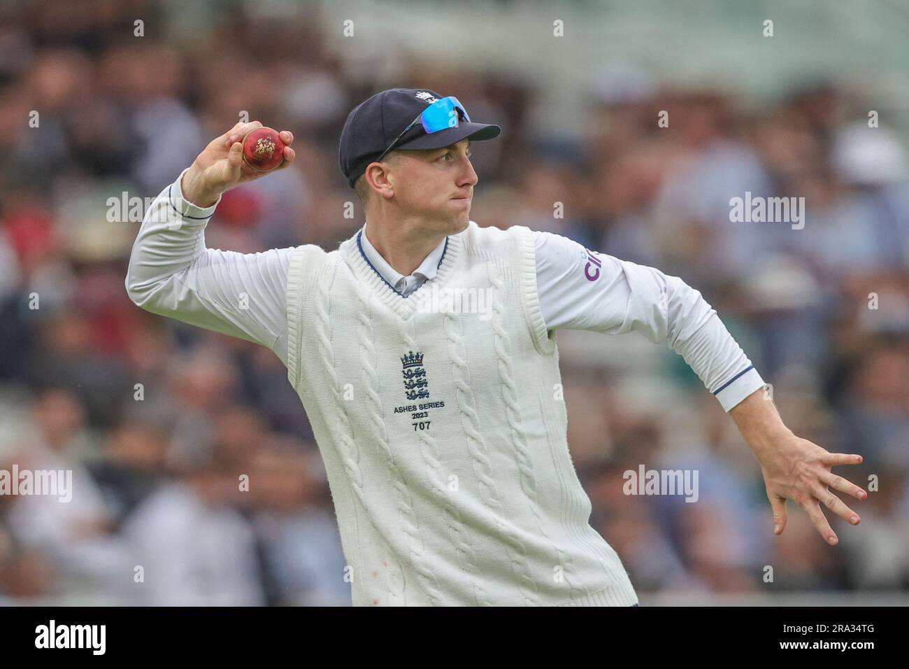 Harry Brook of England schiera la palla durante la LV= Insurance Ashes test Series Second test Day 3 Inghilterra contro Australia al Lords, Londra, Regno Unito, 30 giugno 2023 (foto di Mark Cosgrove/News Images) a Londra, Regno Unito il 30/6/2023. (Foto di Mark Cosgrove/News Images/Sipa USA) Foto Stock