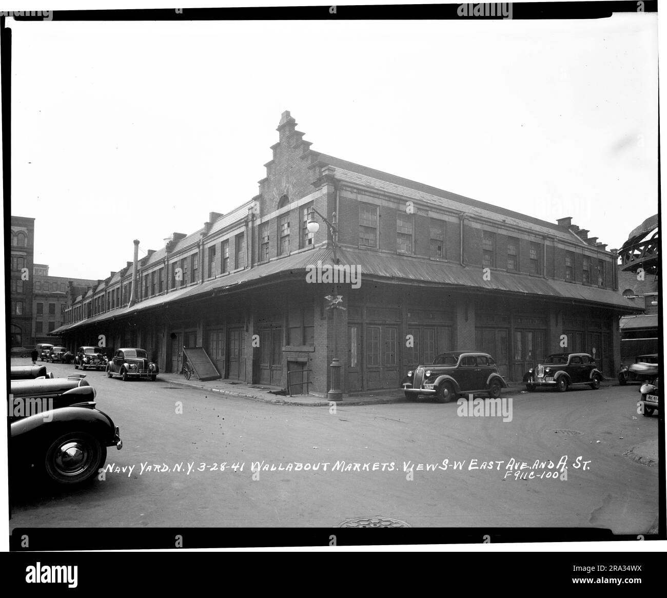 Vista sud-ovest da East Avenue e A Street. Fotografia che guarda a sud-ovest da East Avenue e A Street, Brooklyn, New York. Foto Stock