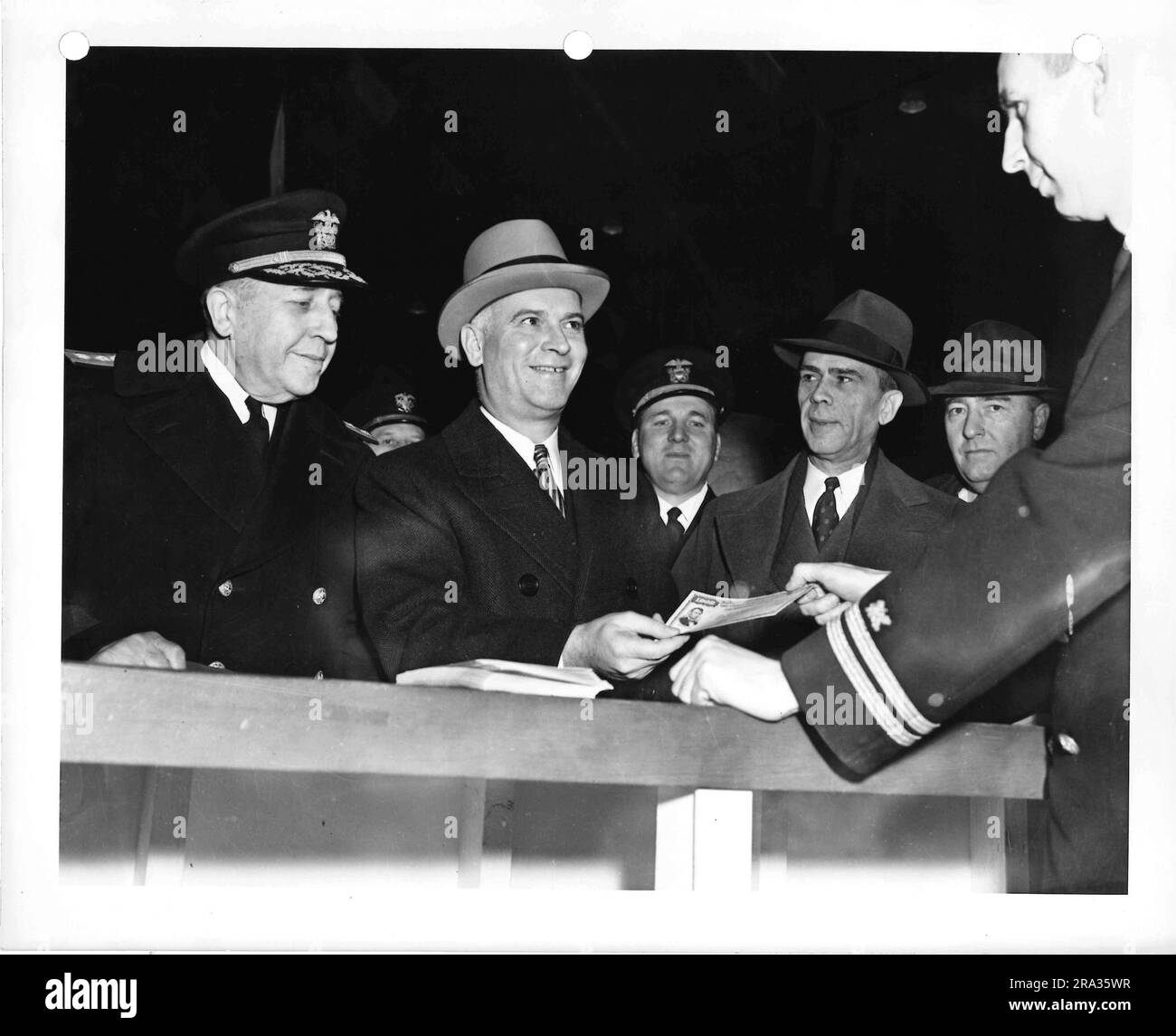 Fotografia dell'uomo che riceve $1000 War Bond e di molti altri che guardano. Foto Stock