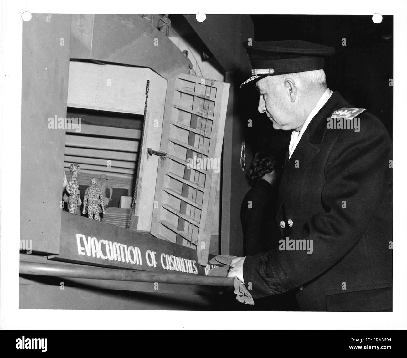 Fotografia dell'uomo in uniforme militare che guarda il modello di "evacuazione delle vittime". Foto Stock