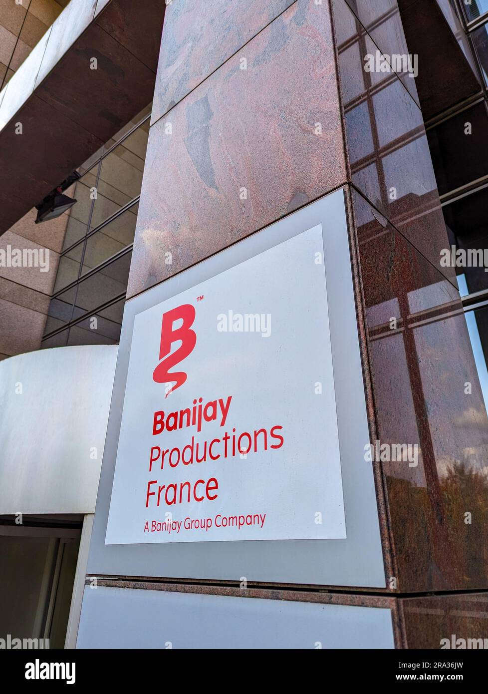 Cartello all'ingresso della Banijay Productions France, una società di produzione audiovisiva che produce molti programmi per la televisione francese Foto Stock