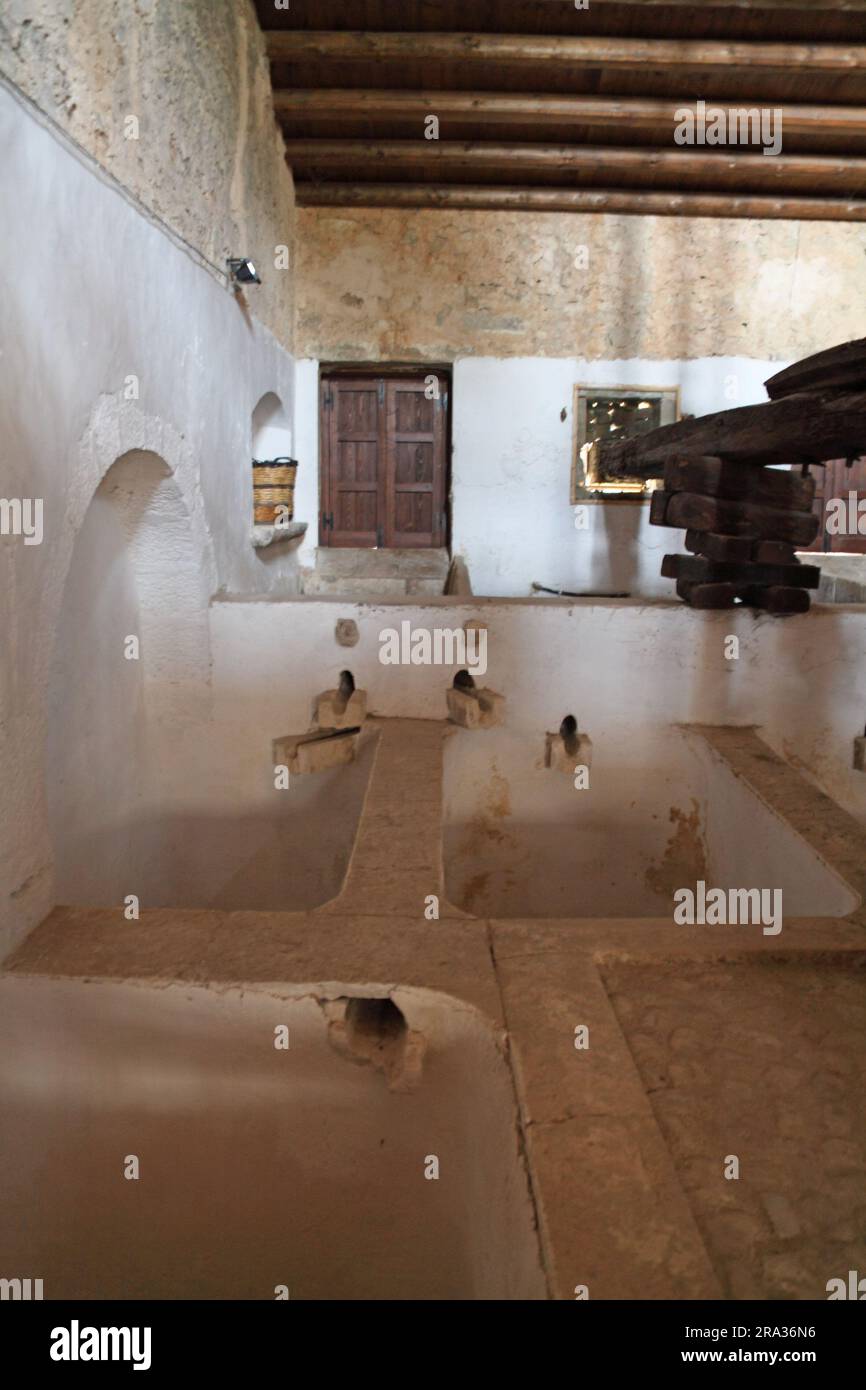 Antica cantina con presse di vino e olio in agriturismo, Comiso, Sicilia, Italia Foto Stock