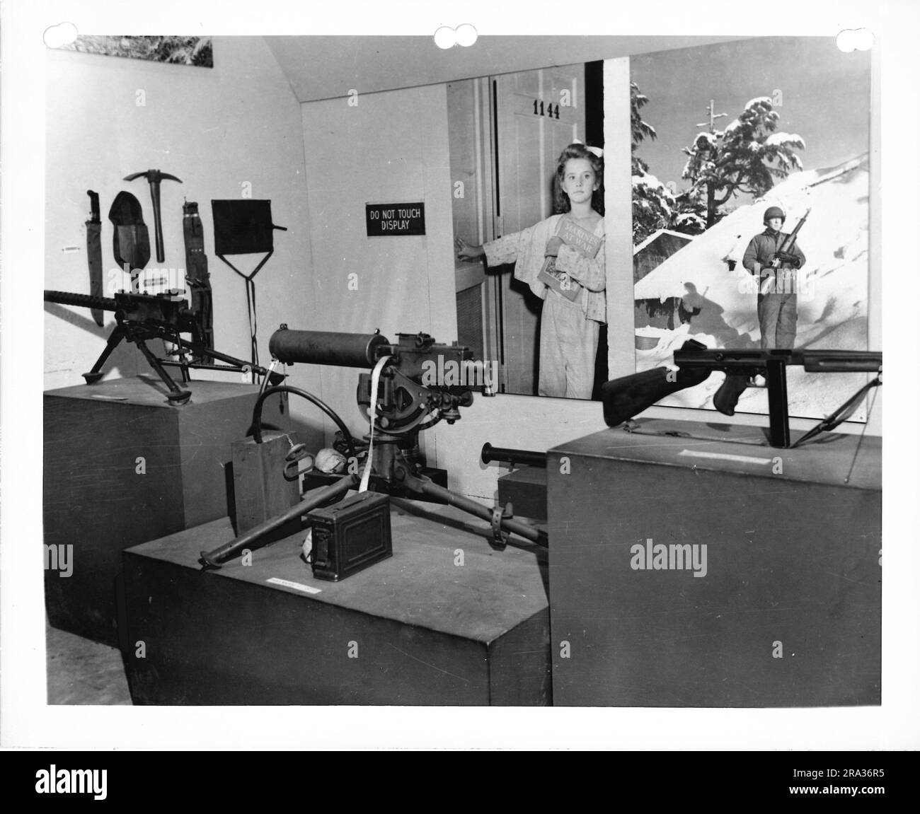 Foto della mostra Girl Ending Military Weapons. Foto Stock