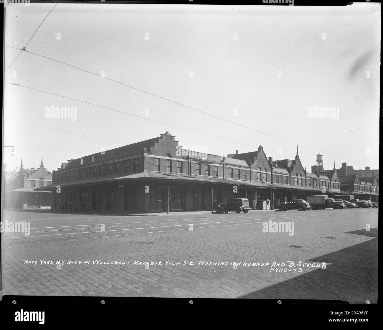 Vista sud-est da Washington Avenue e B Street. Fotografa guardando a sud-est l'area di Wallabout Market da Washington Avenue e B Street, Brooklyn, New York. Foto Stock