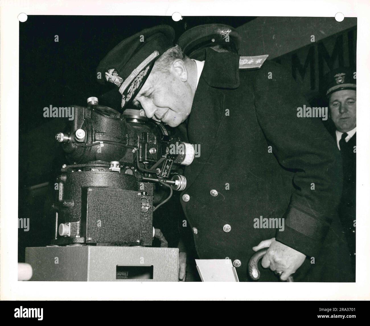 Fotografia dell'uomo in uniforme militare che ispeziona la mostra sulla tecnologia militare. Foto Stock