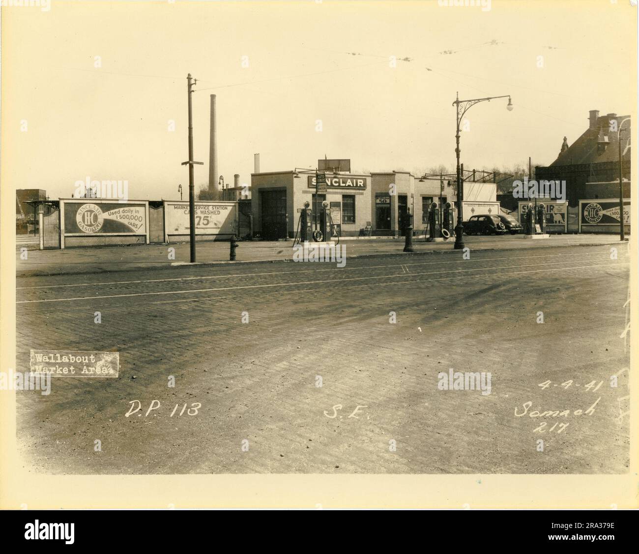 Fotografia che guarda a sud-est alla stazione di servizio Sinclair. Foto Stock