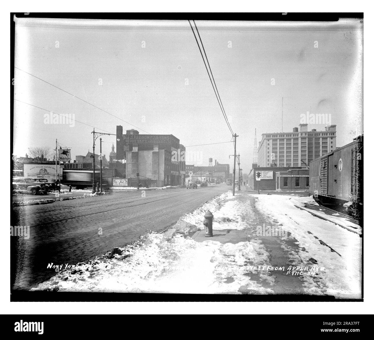 Vista ovest da Flushing Avenue West da Apple Street. Fotografa a ovest da Flushing Avenue e Apple Street, Brooklyn, New York. Foto Stock