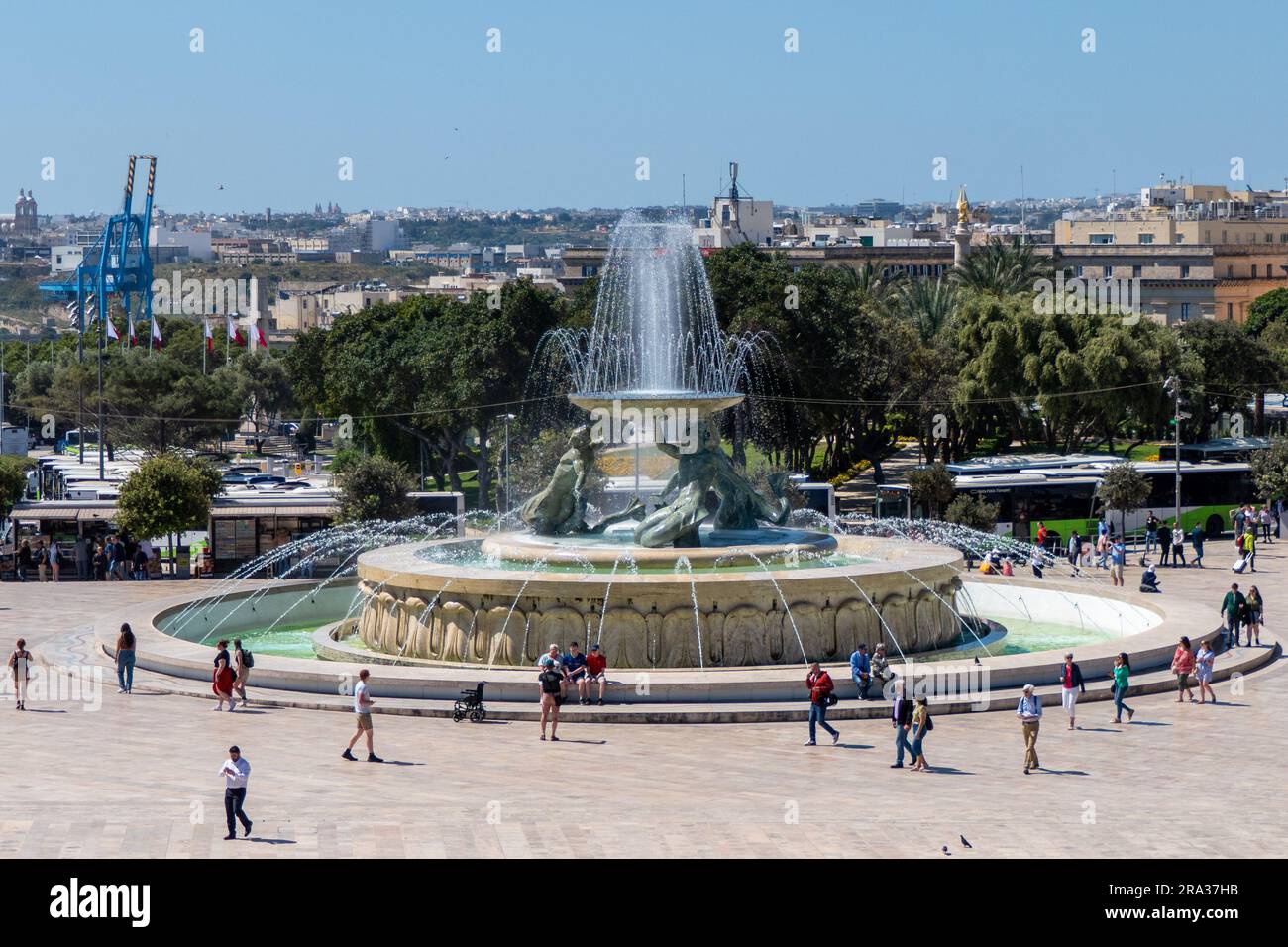 La Valletta, Malta, 5 maggio 2023. La Fontana dei Tritoni è composta da tre tritoni di bronzo che sostengono un grande bacino Foto Stock